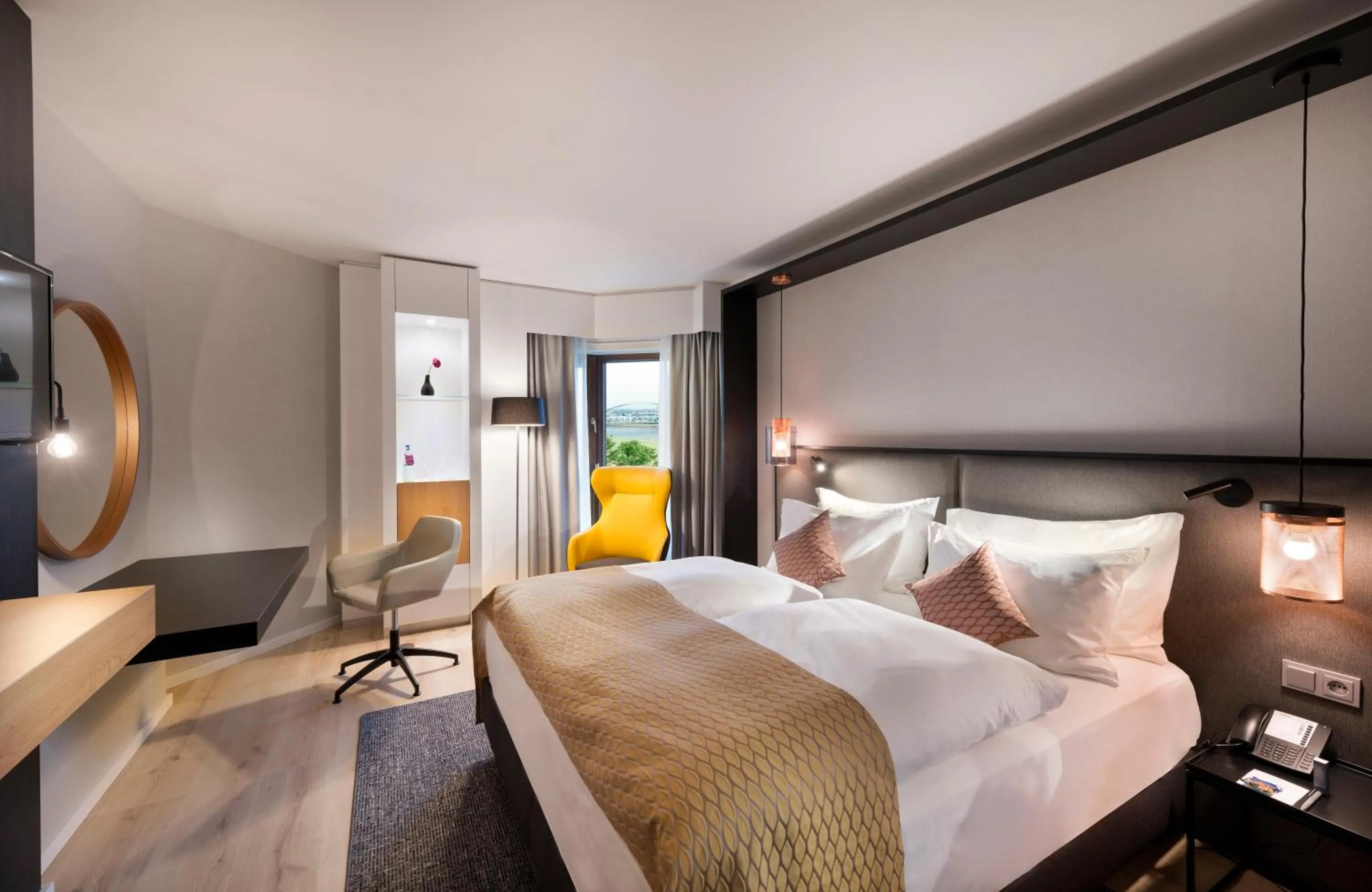Photo of the whole room, Bed in Crowne Plaza Düsseldorf - Neuss by IHG