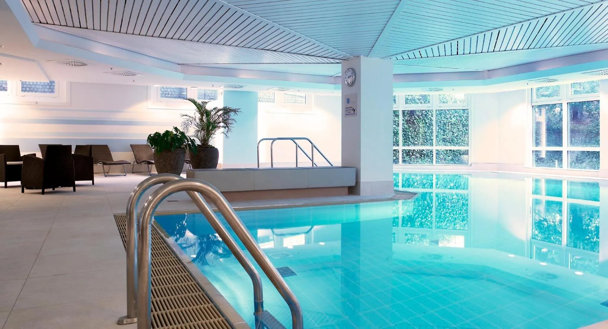 Swimming pool in Crowne Plaza Düsseldorf - Neuss by IHG