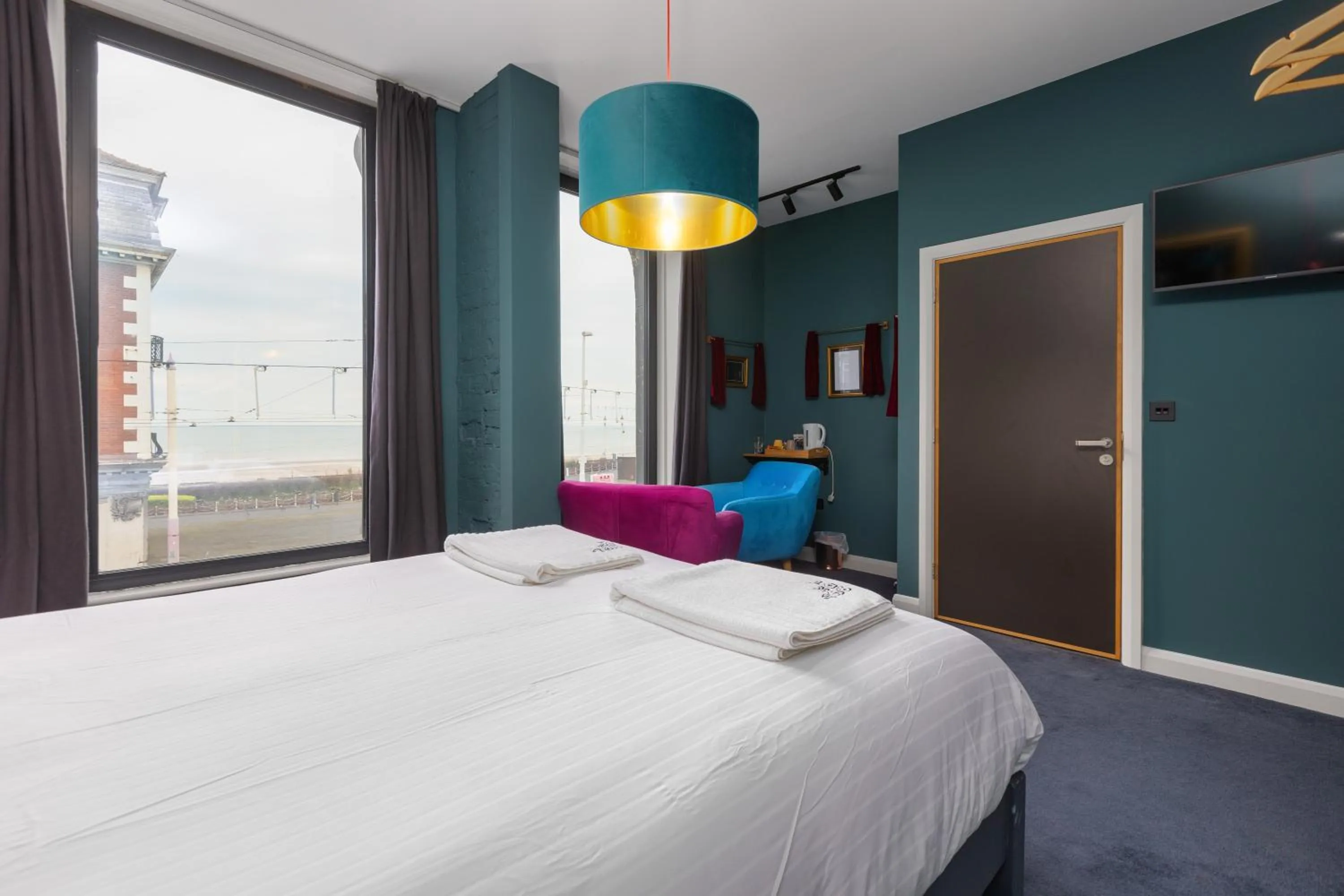 Seating area, Bed in ART B&B