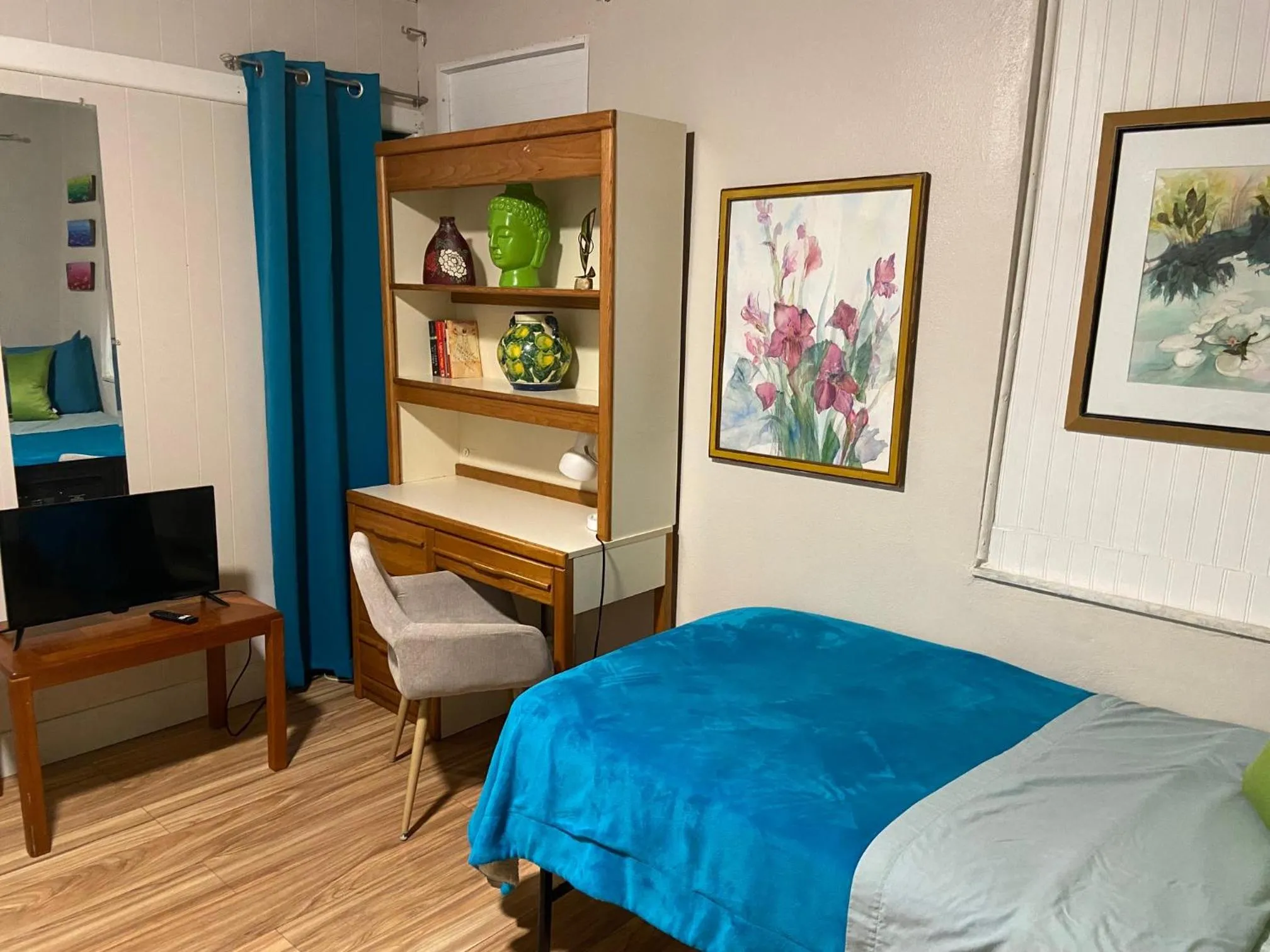 Photo of the whole room, Bed in Palm Beach Mermaid