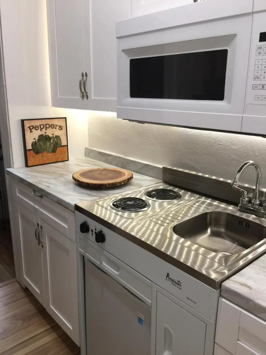 Kitchen or kitchenette in Palm Beach Mermaid