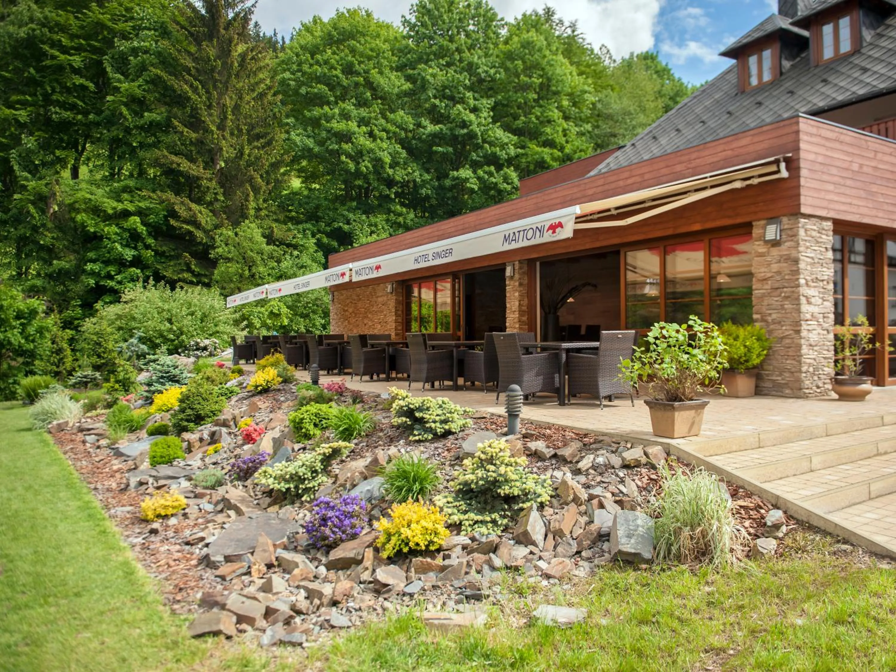 Restaurant/places to eat in Hotel Singer