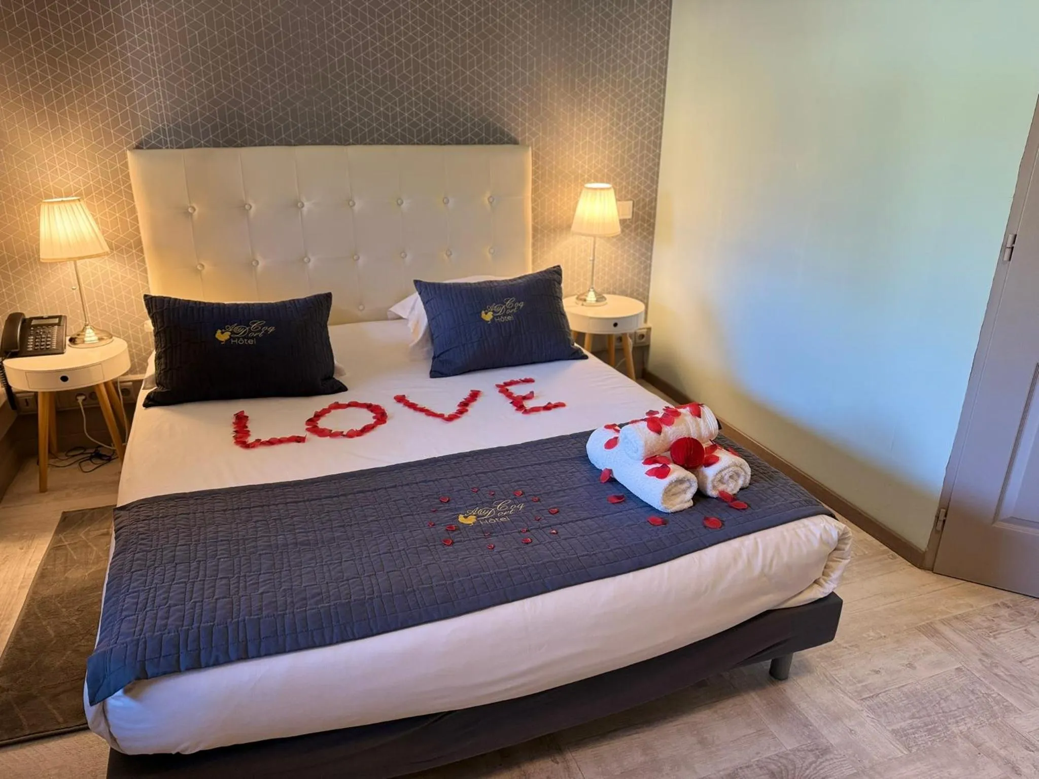 Decorative detail, Bed in Hôtel Au Coq Dort Spa