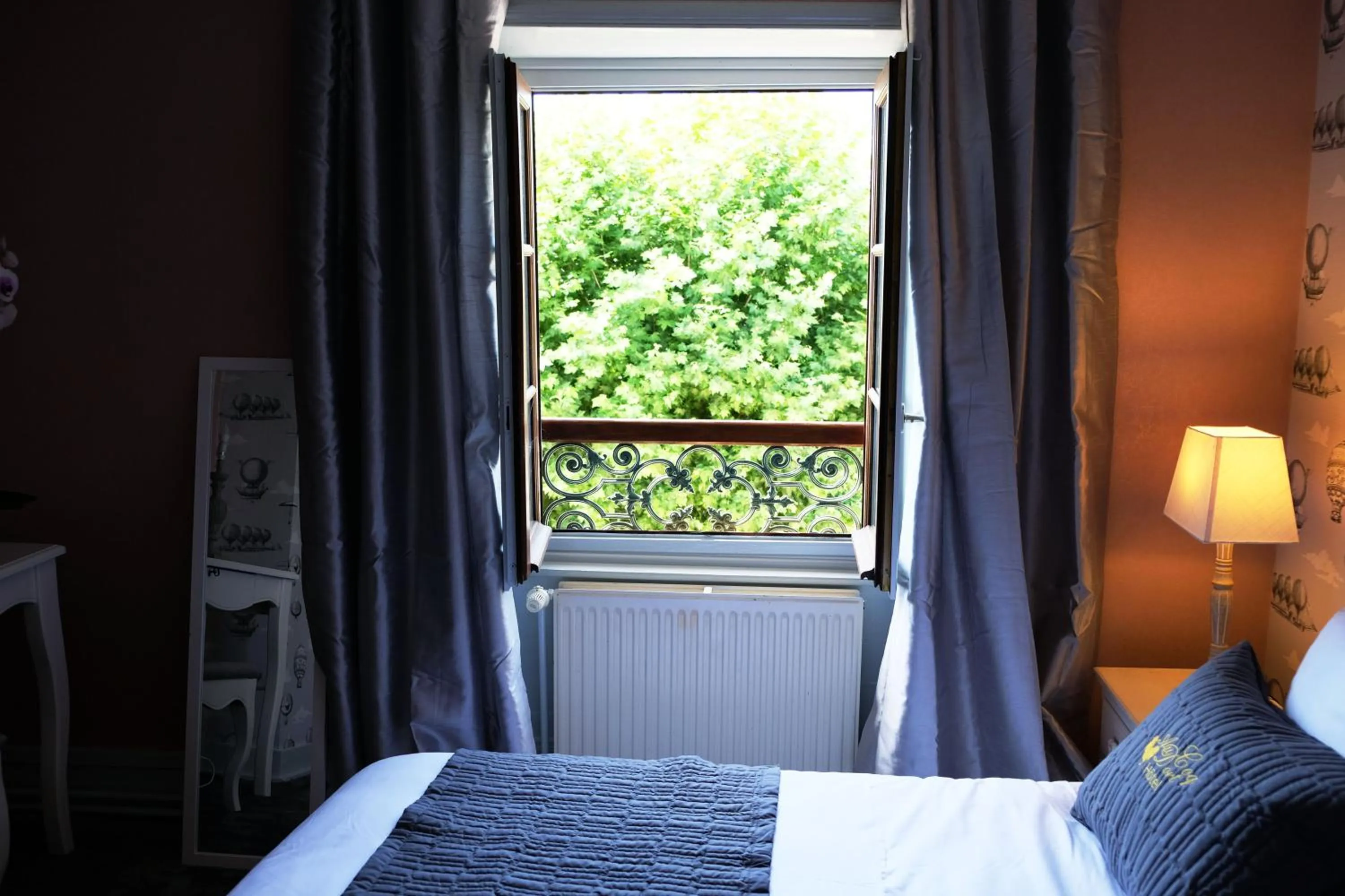 Bed in Hôtel Au Coq Dort Spa