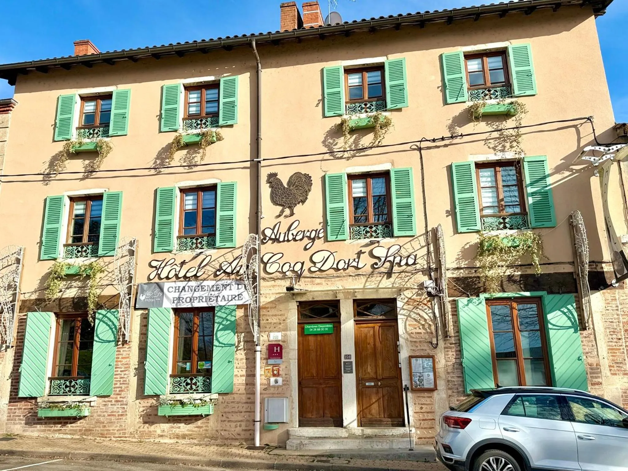 Property building in Hôtel Au Coq Dort Spa