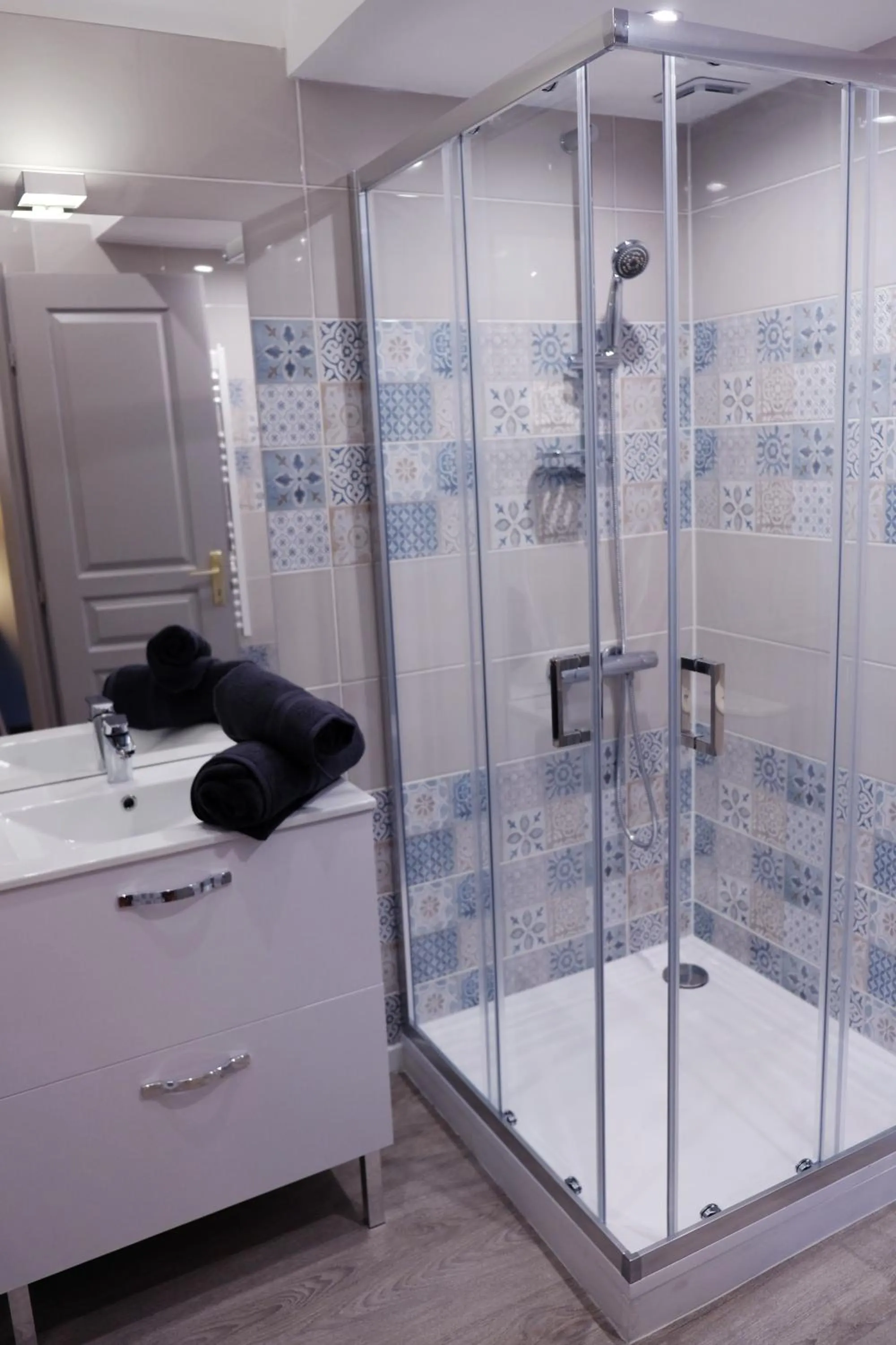 Shower in Hôtel Au Coq Dort Spa