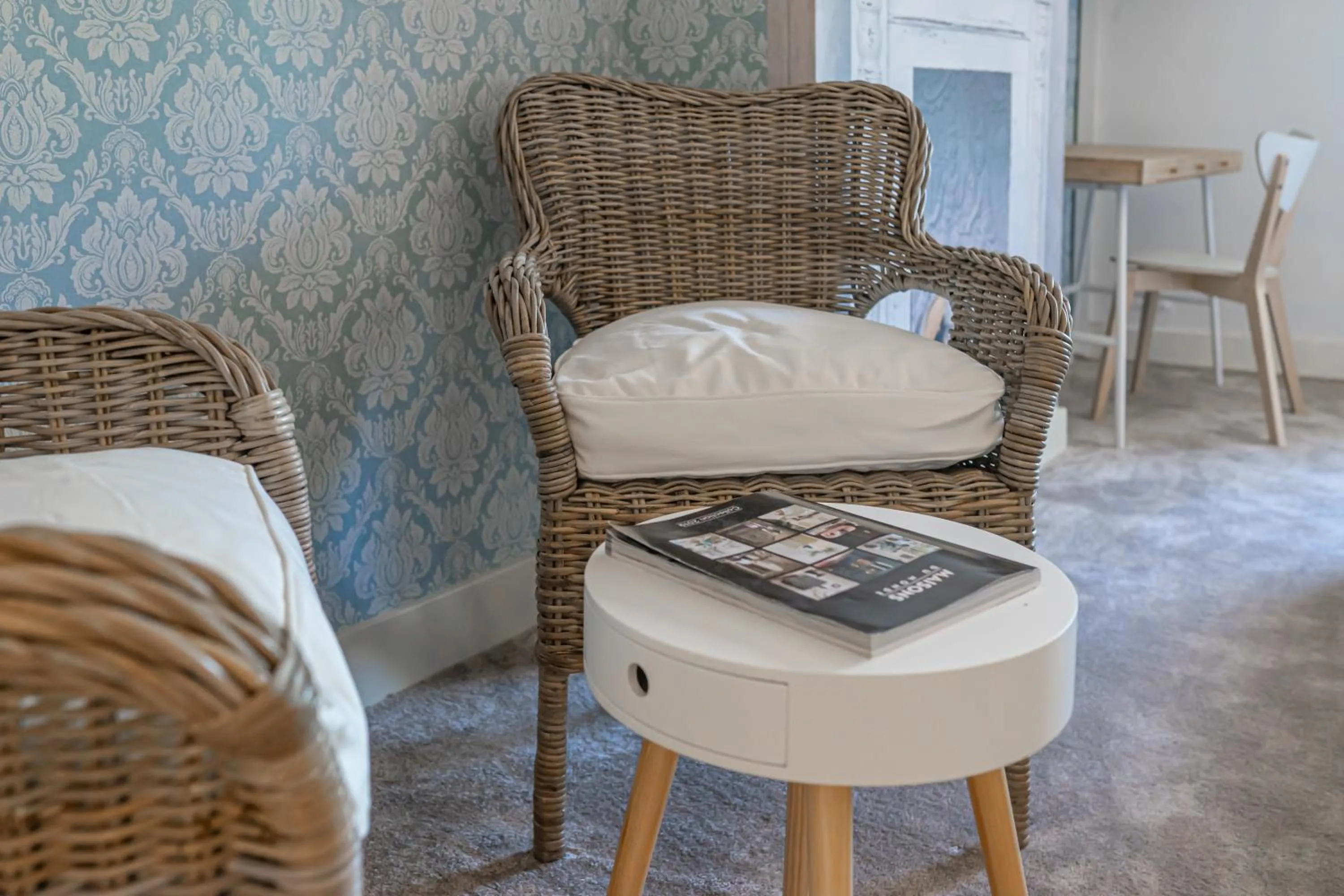 Living room in Hôtel Au Coq Dort Spa