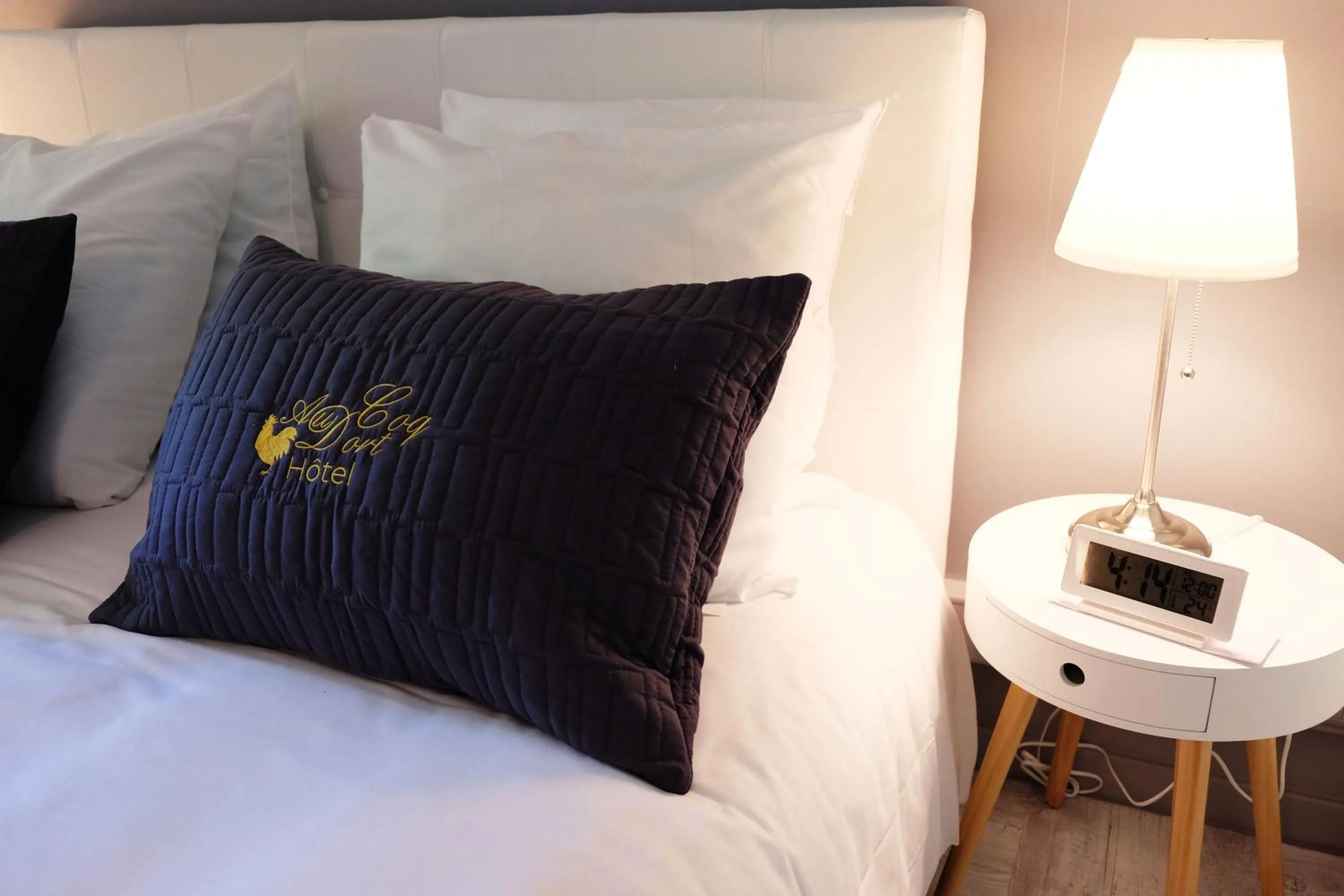 Bed in Hôtel Au Coq Dort Spa