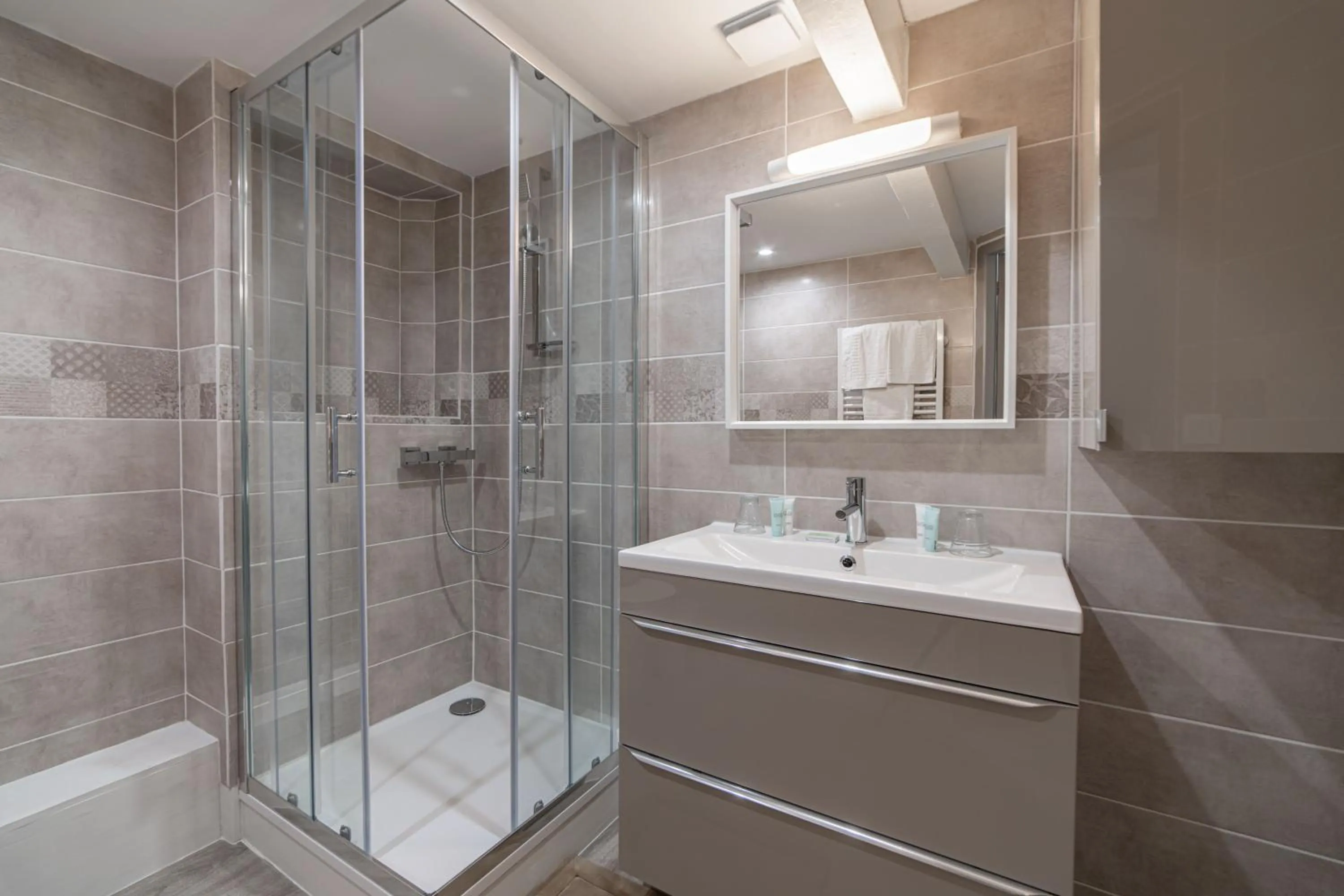 Bathroom in Hôtel Au Coq Dort Spa