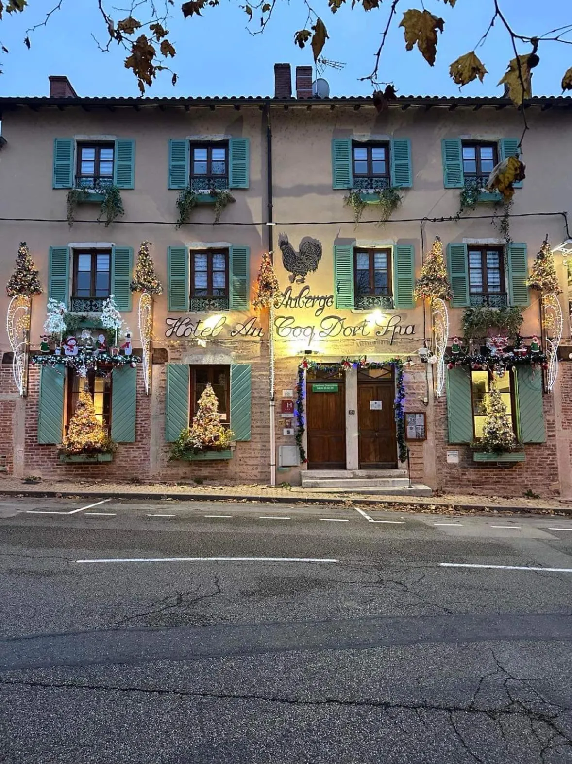 Property building in Hôtel Au Coq Dort Spa