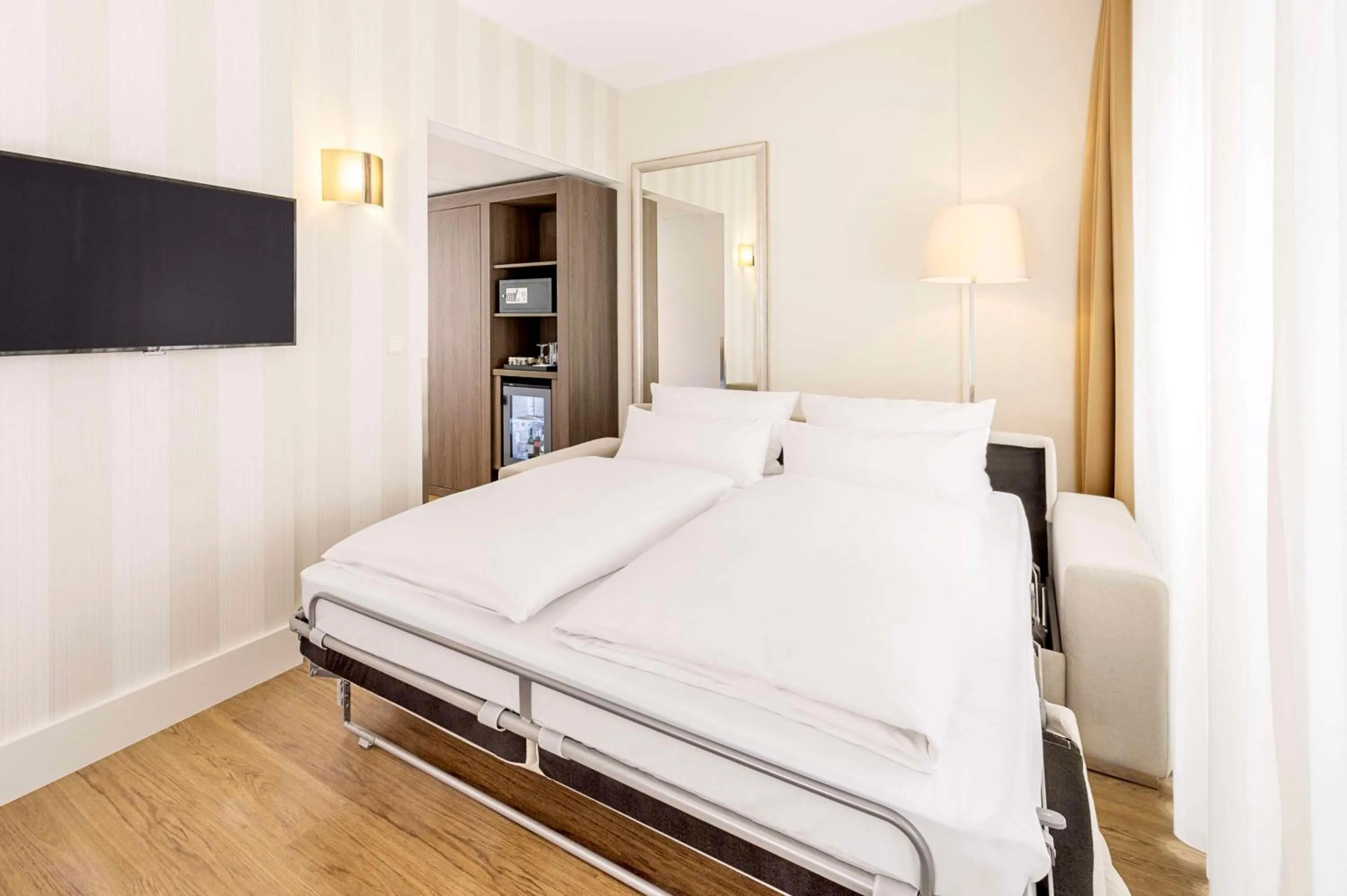 Bedroom, Bed in NH Erlangen