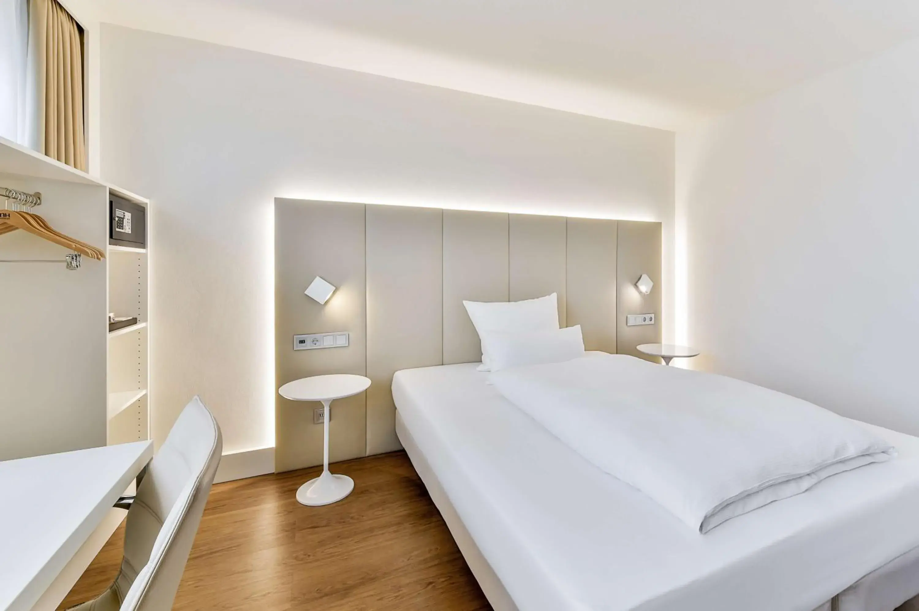 Bedroom, Bed in NH Erlangen Bedroom, Bed in NH Erlangen