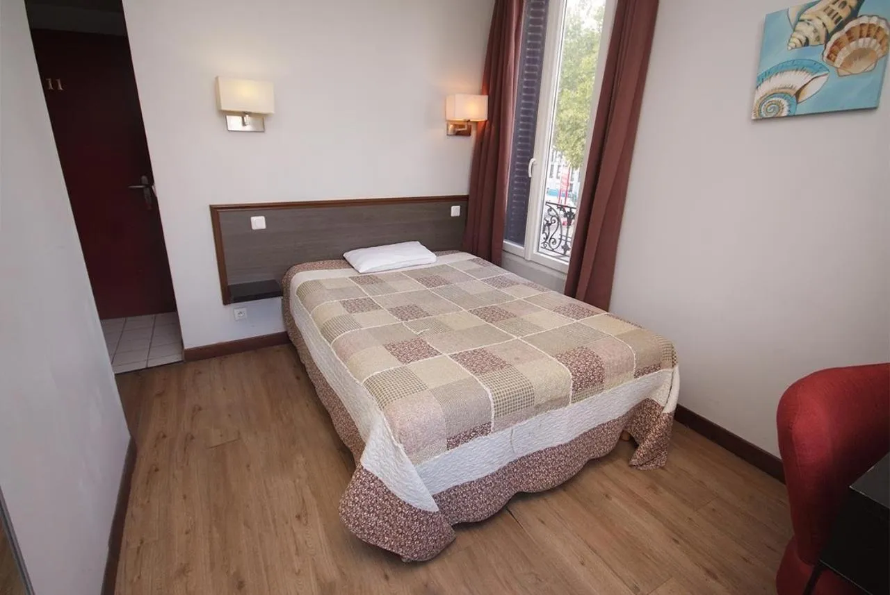 Bed in Hôtel Le Bellevue - Paris Porte d'Orléans