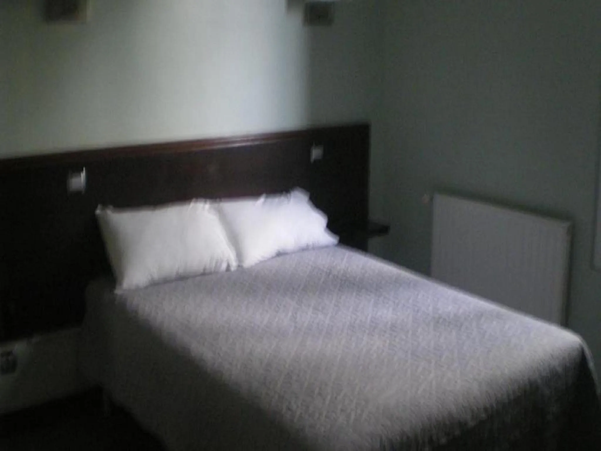 Bed in Hôtel Le Bellevue - Paris Porte d'Orléans