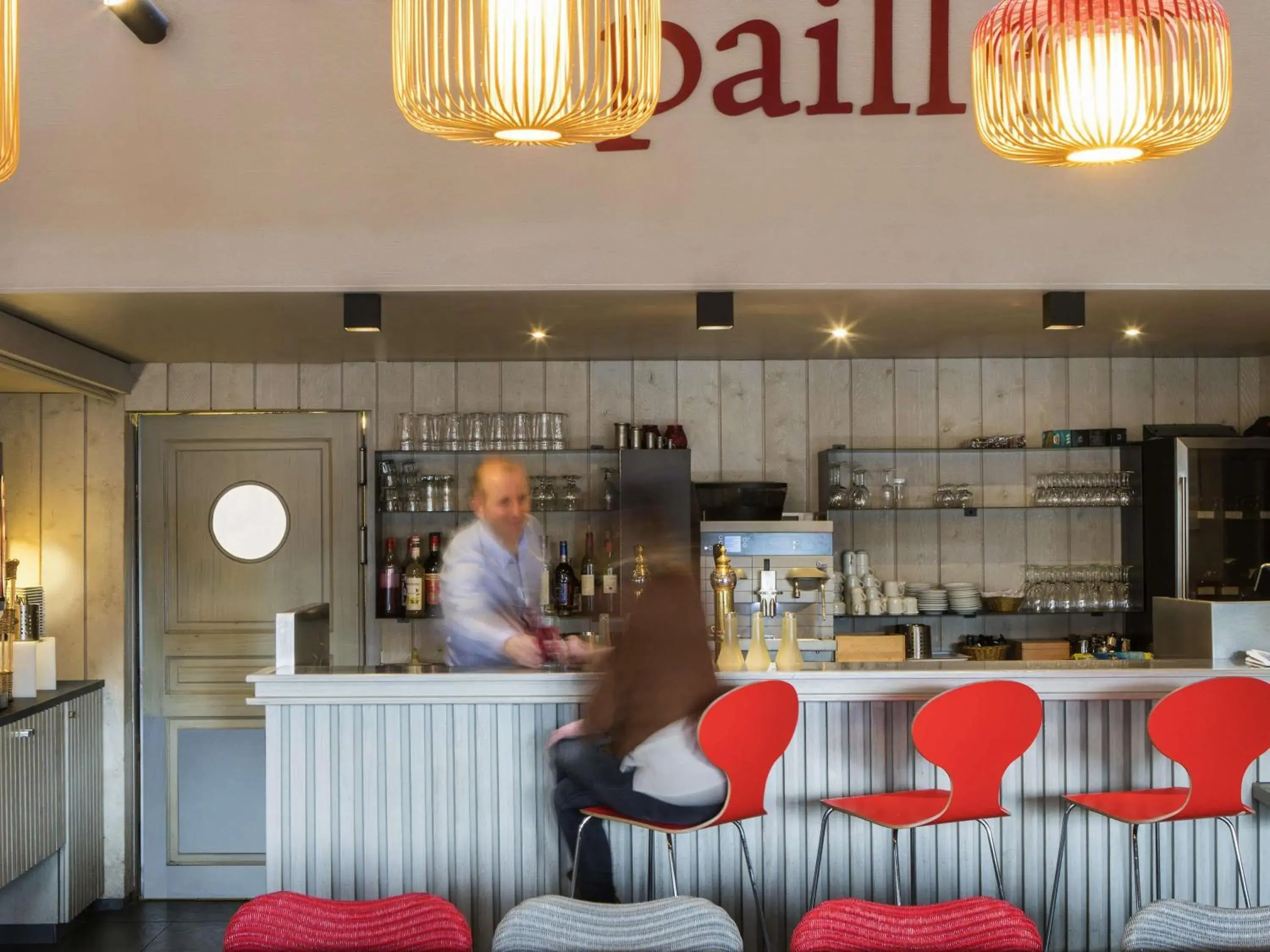 Lounge or bar in ibis Reims Tinqueux Lounge or bar in ibis Reims Tinqueux