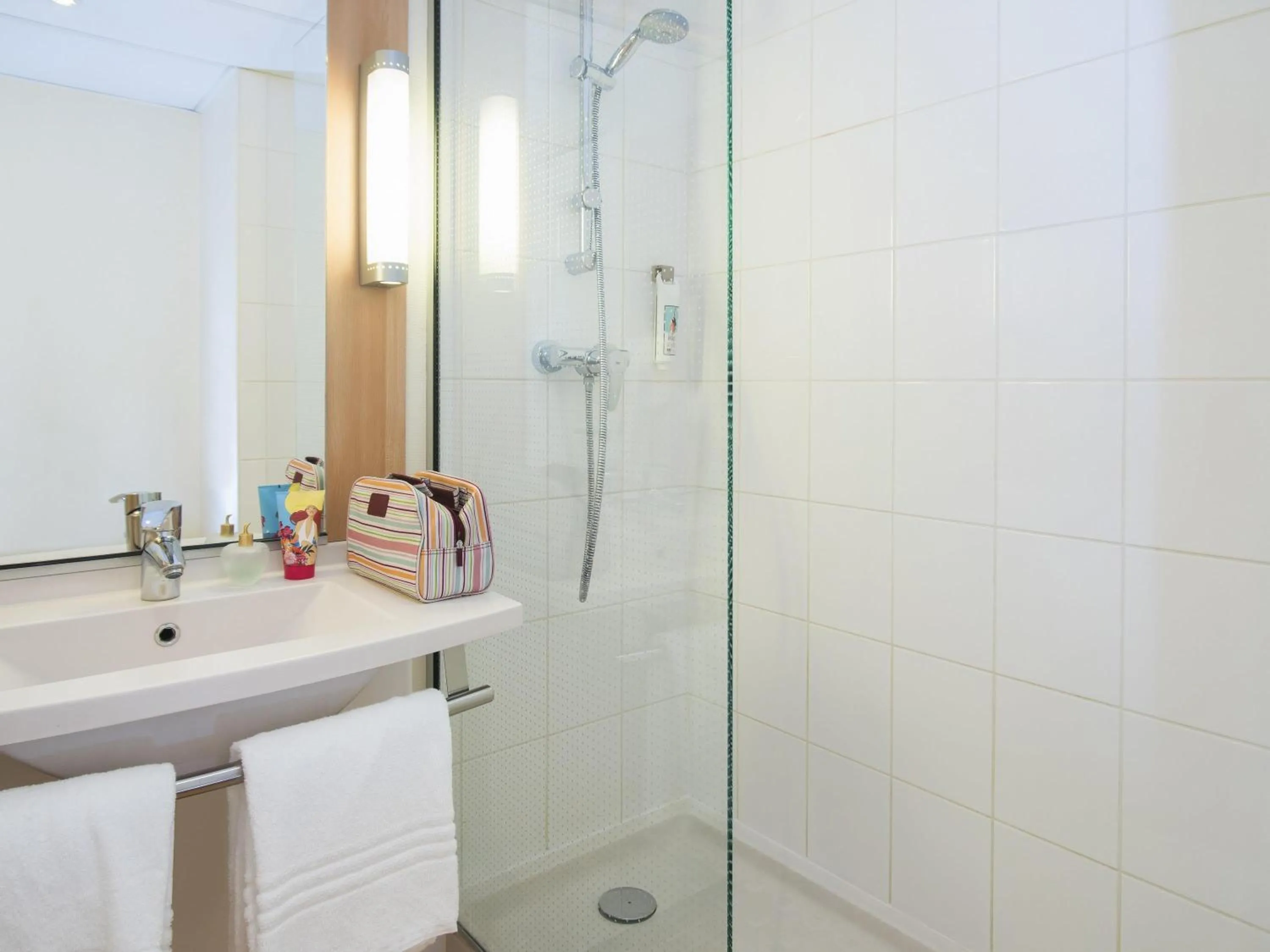 Shower in ibis Reims Tinqueux