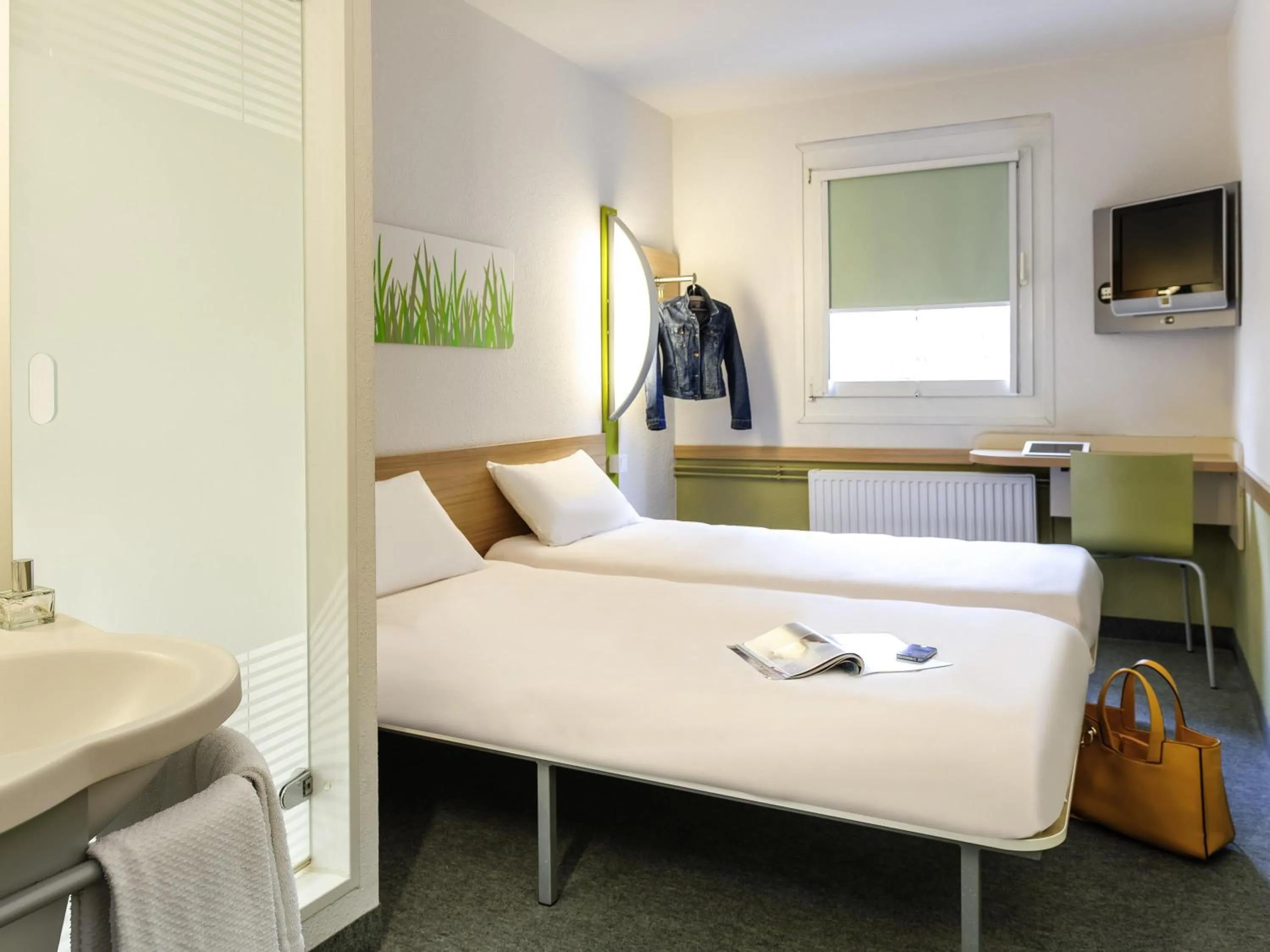 Bedroom, Bed in ibis budget Loriol Le Pouzin