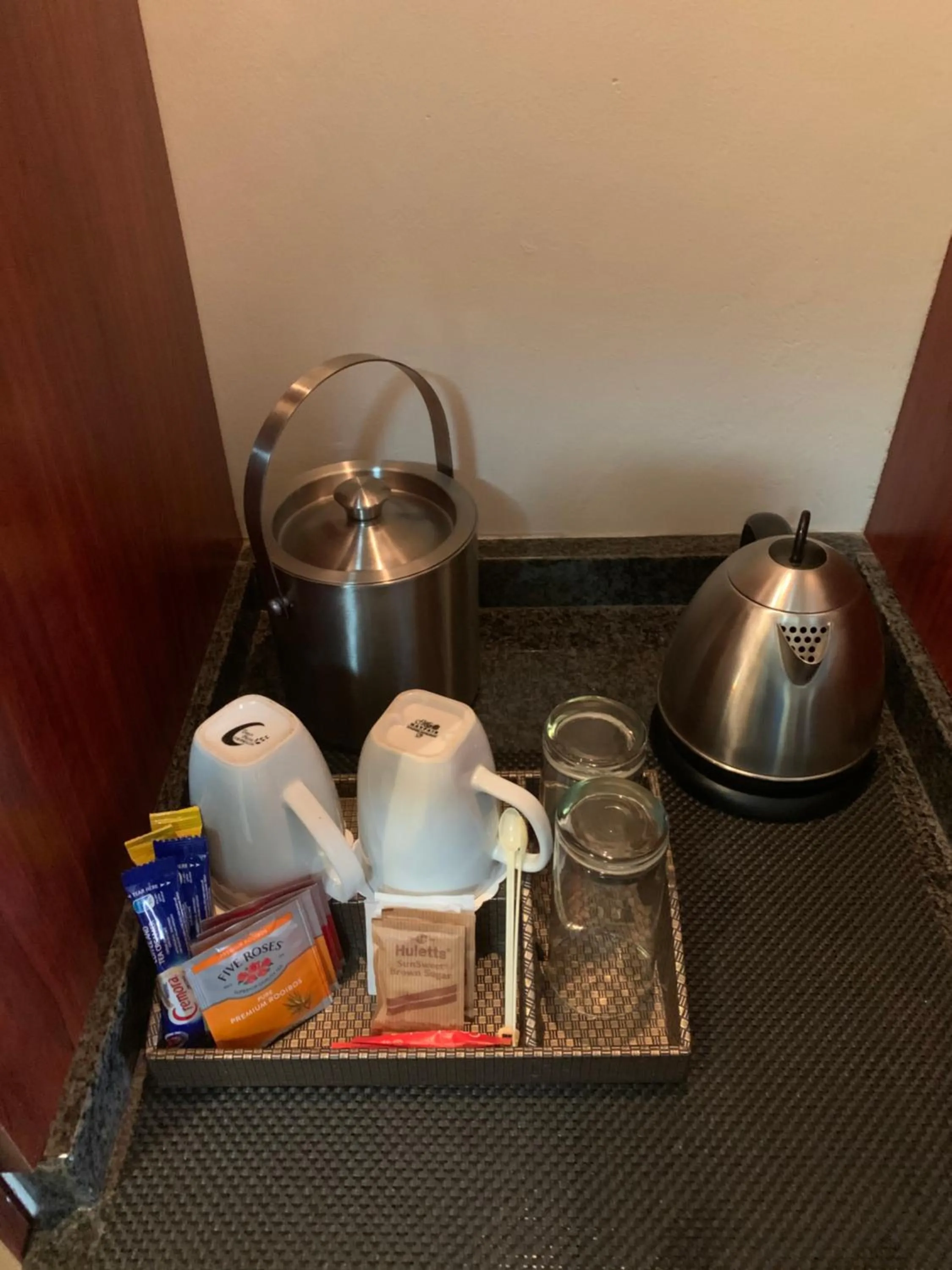 Coffee/tea facilities in Royal Hotel