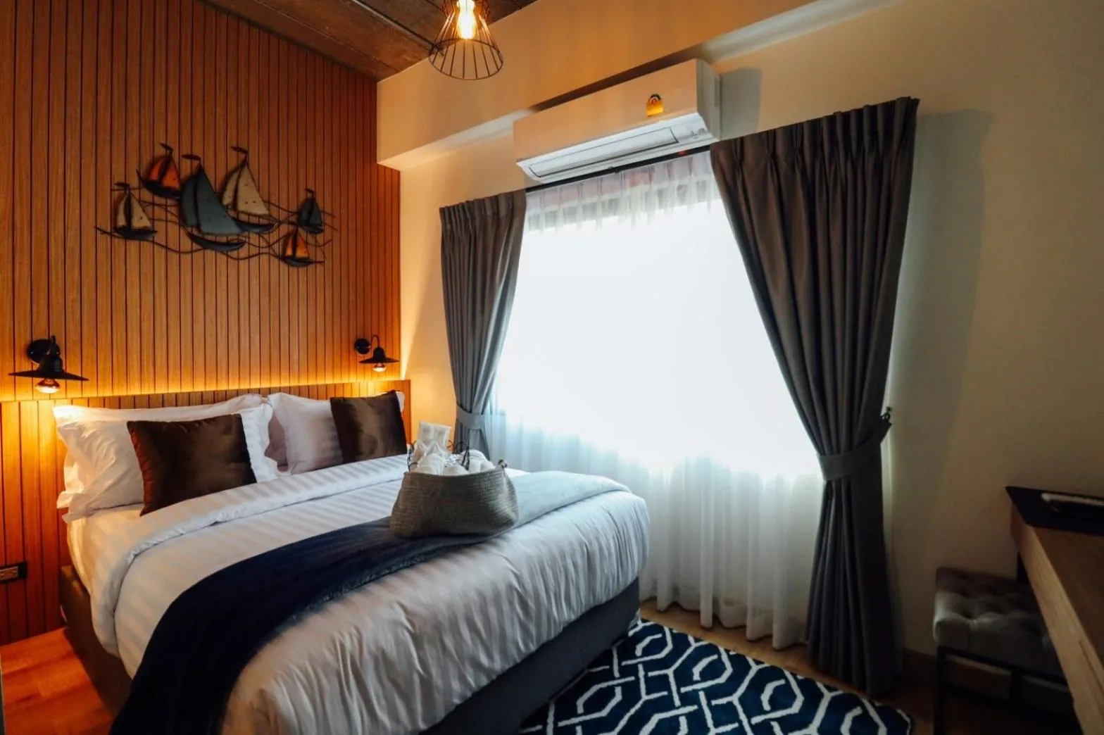 Tree​ for​ rest​ poshtel