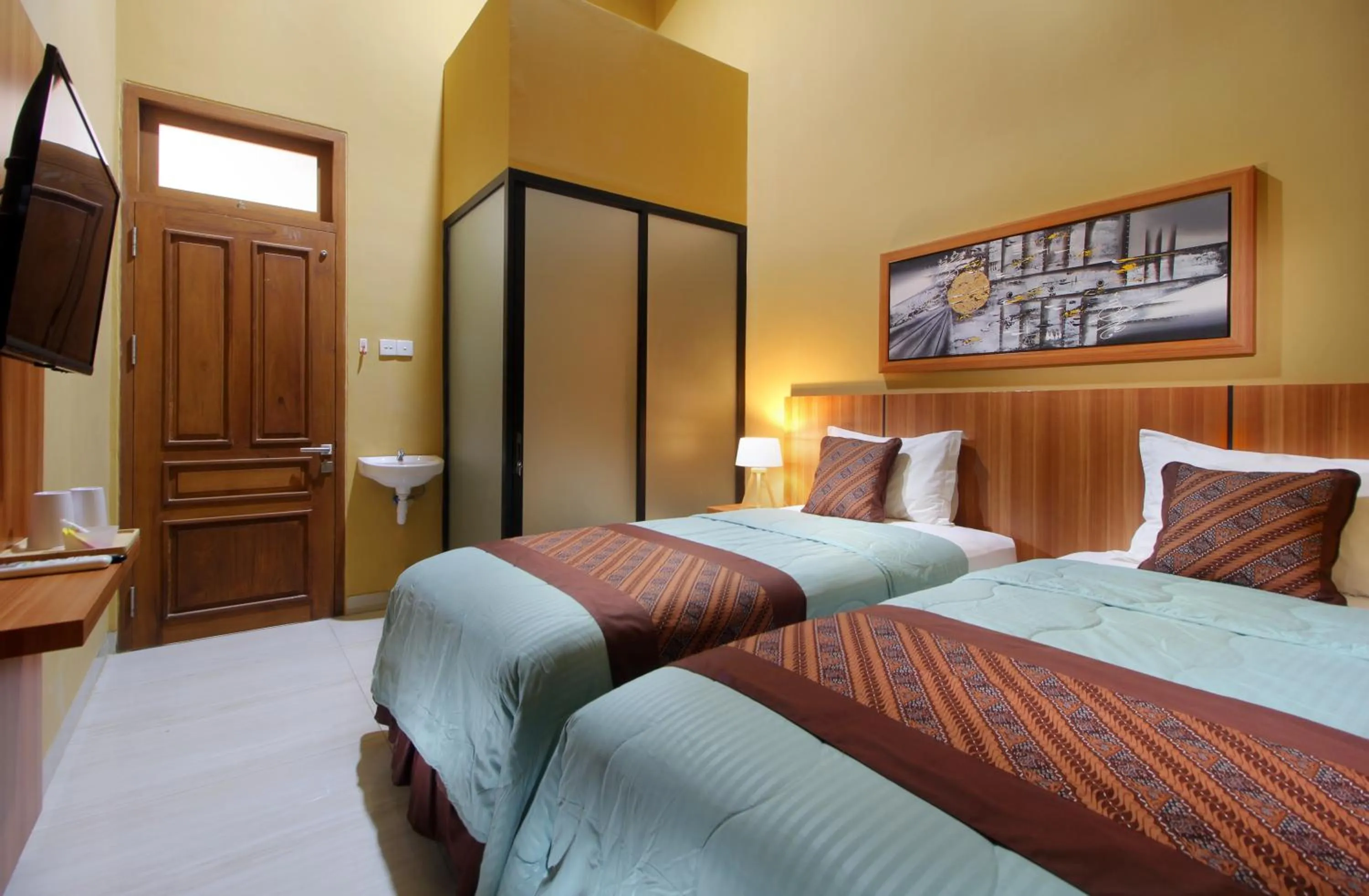 Bed in Hotel Radyoharto Mallioboro Yogyakarta