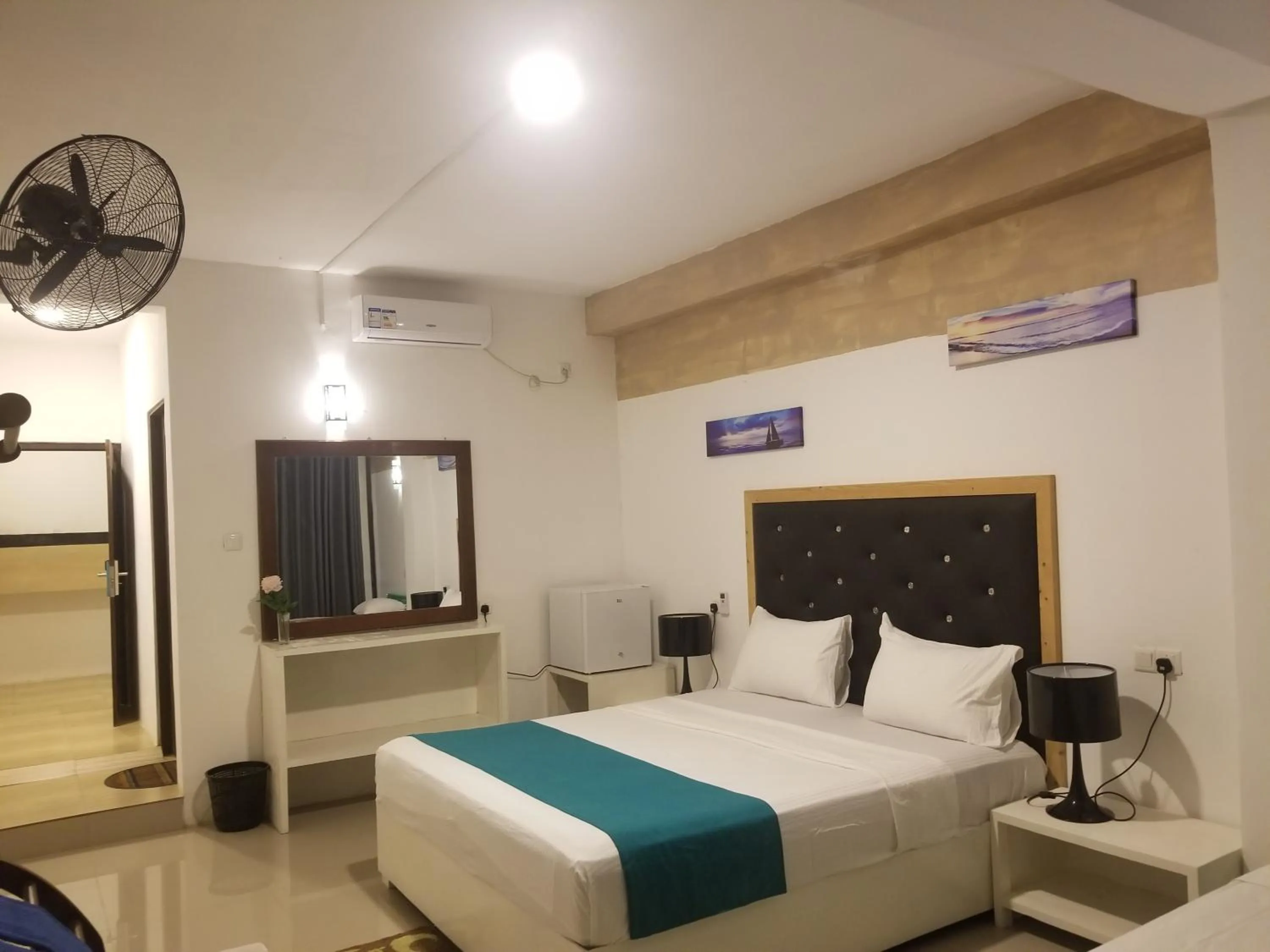 Photo of the whole room, Bed in One World Mirissa