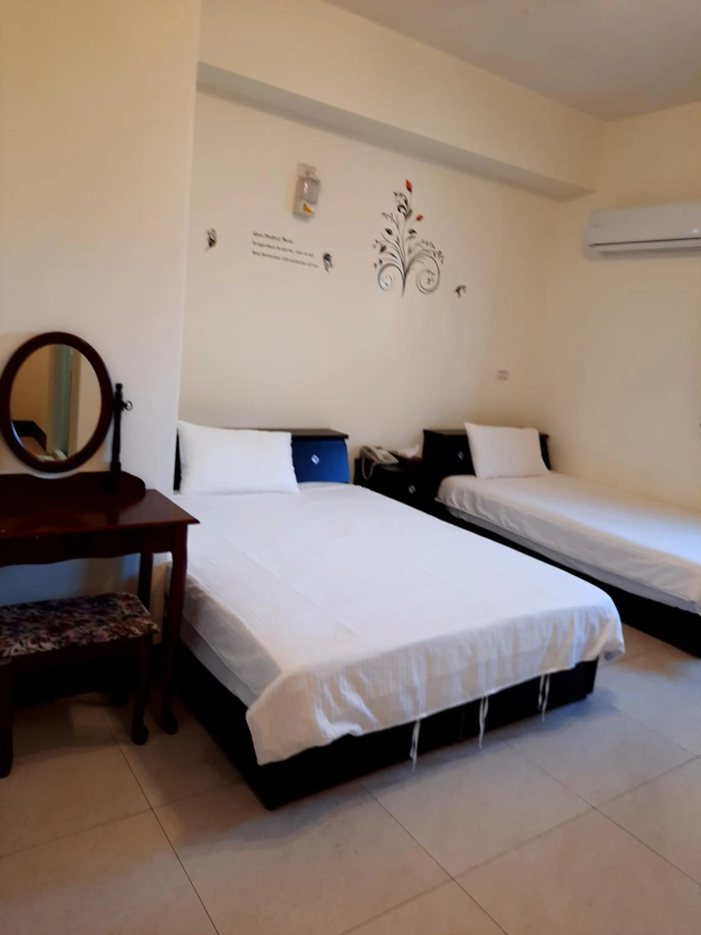 Photo of the whole room, Bed in Jiou Wu Siao Jhu