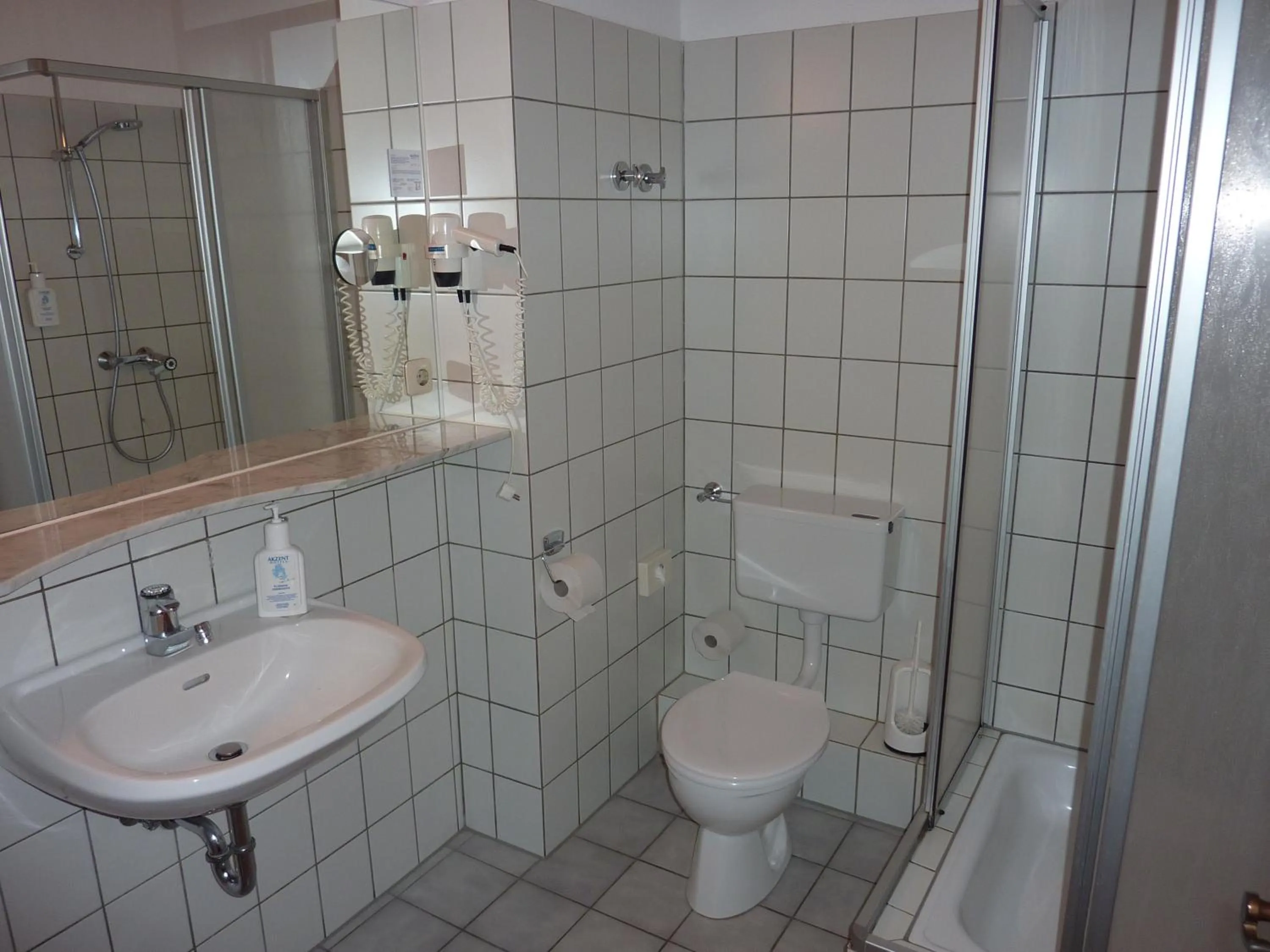 Bathroom in Akzent Hotel Zur Wasserburg - Hotel Garni bed & breakfast