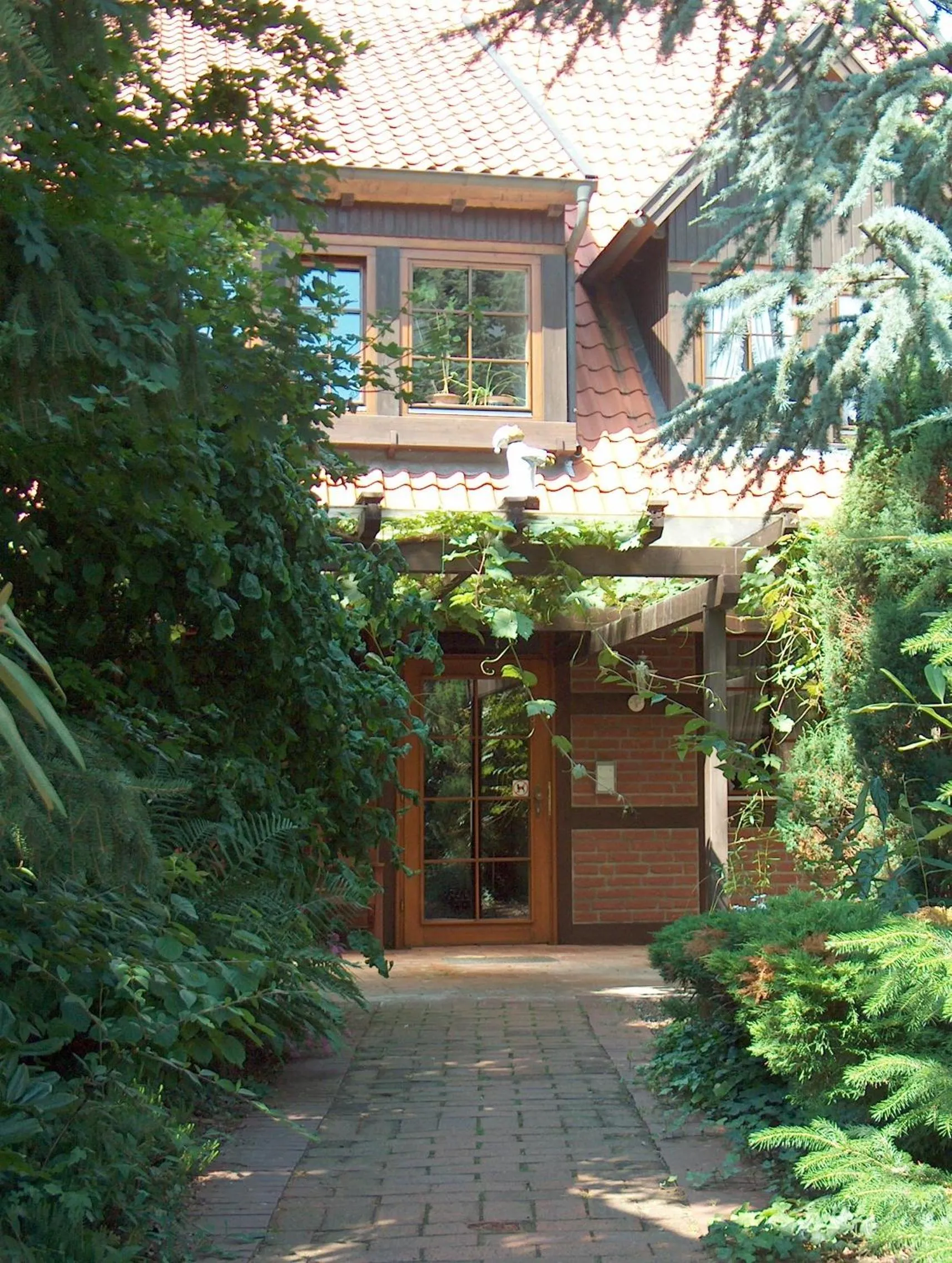 Facade/entrance in Akzent Hotel Zur Wasserburg - Hotel Garni bed & breakfast