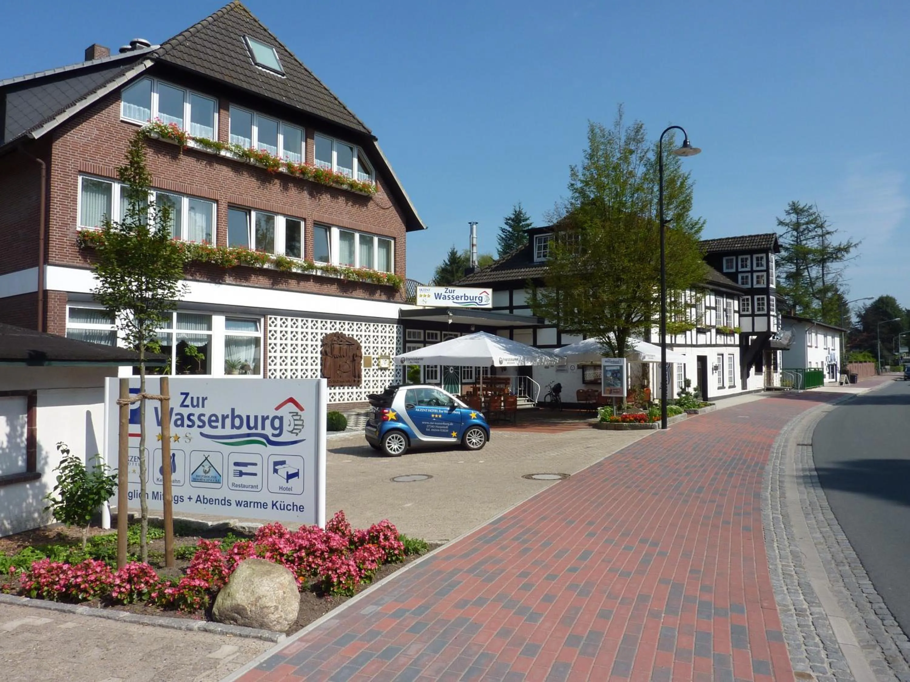 Facade/entrance in Akzent Hotel Zur Wasserburg - Hotel Garni bed & breakfast