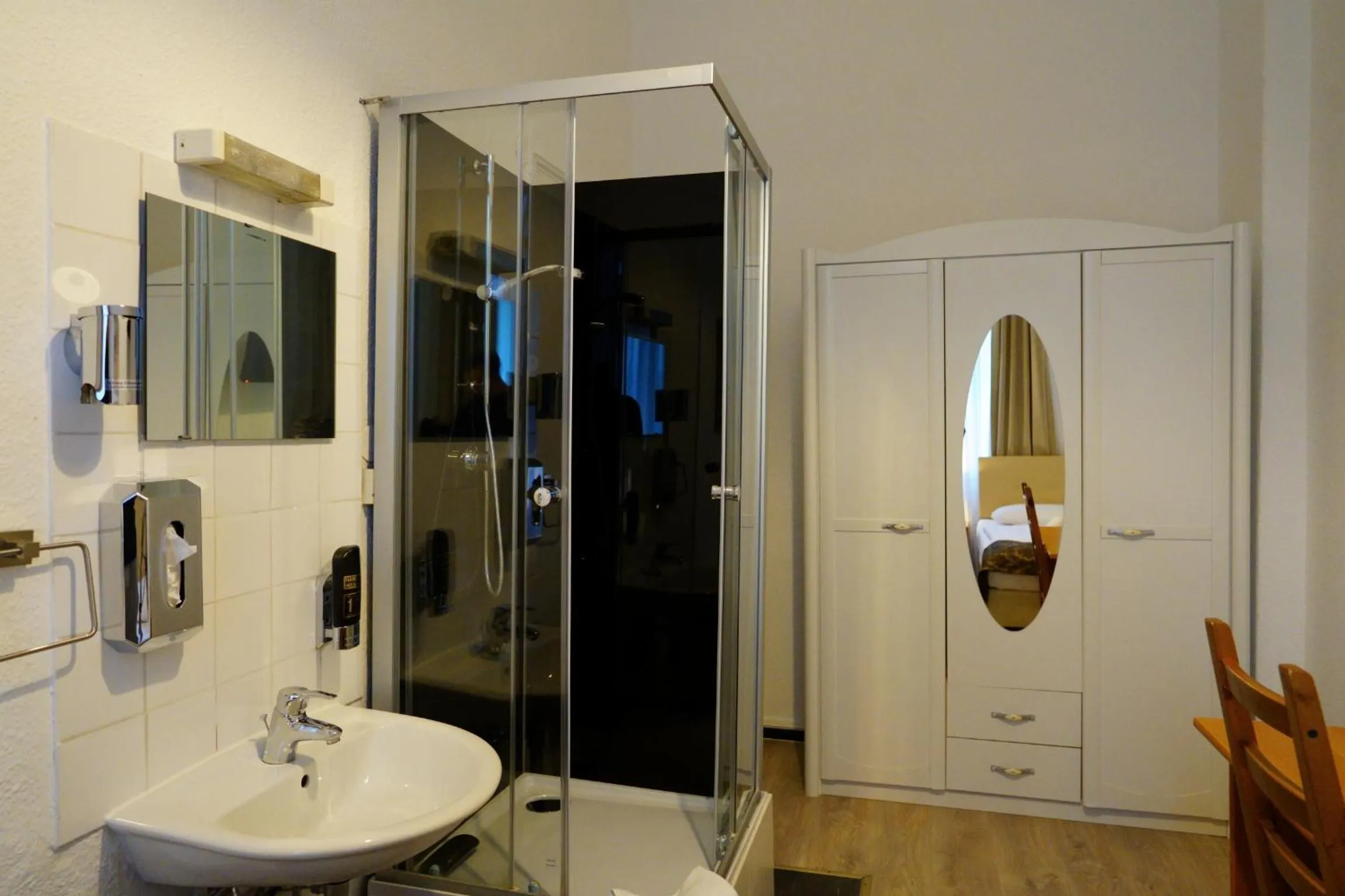 Shower in City Pension Berlin