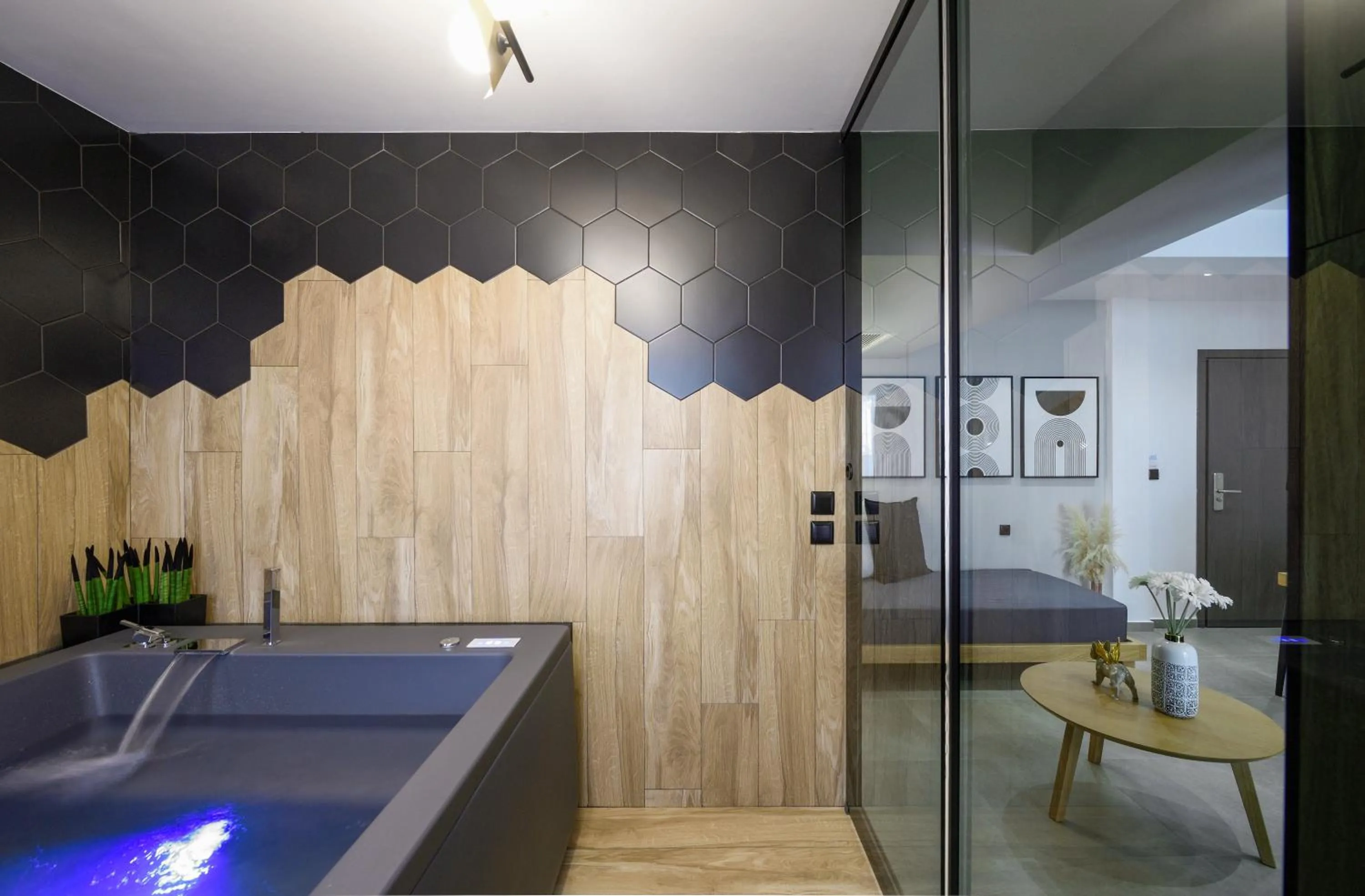 Hot Tub in Pillow urban stay