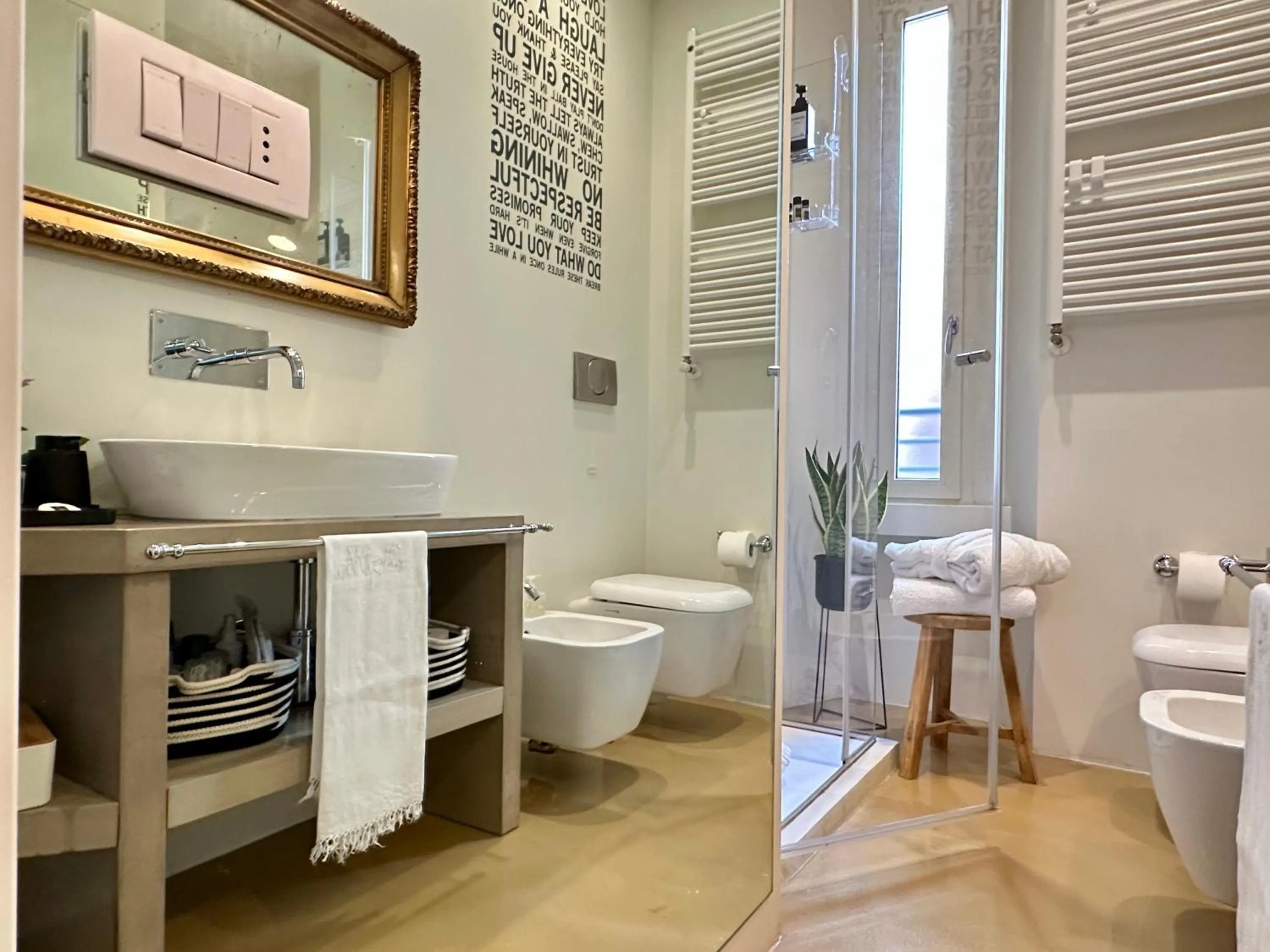 Shower in Lily Pads -Elegant apartment- in the city center