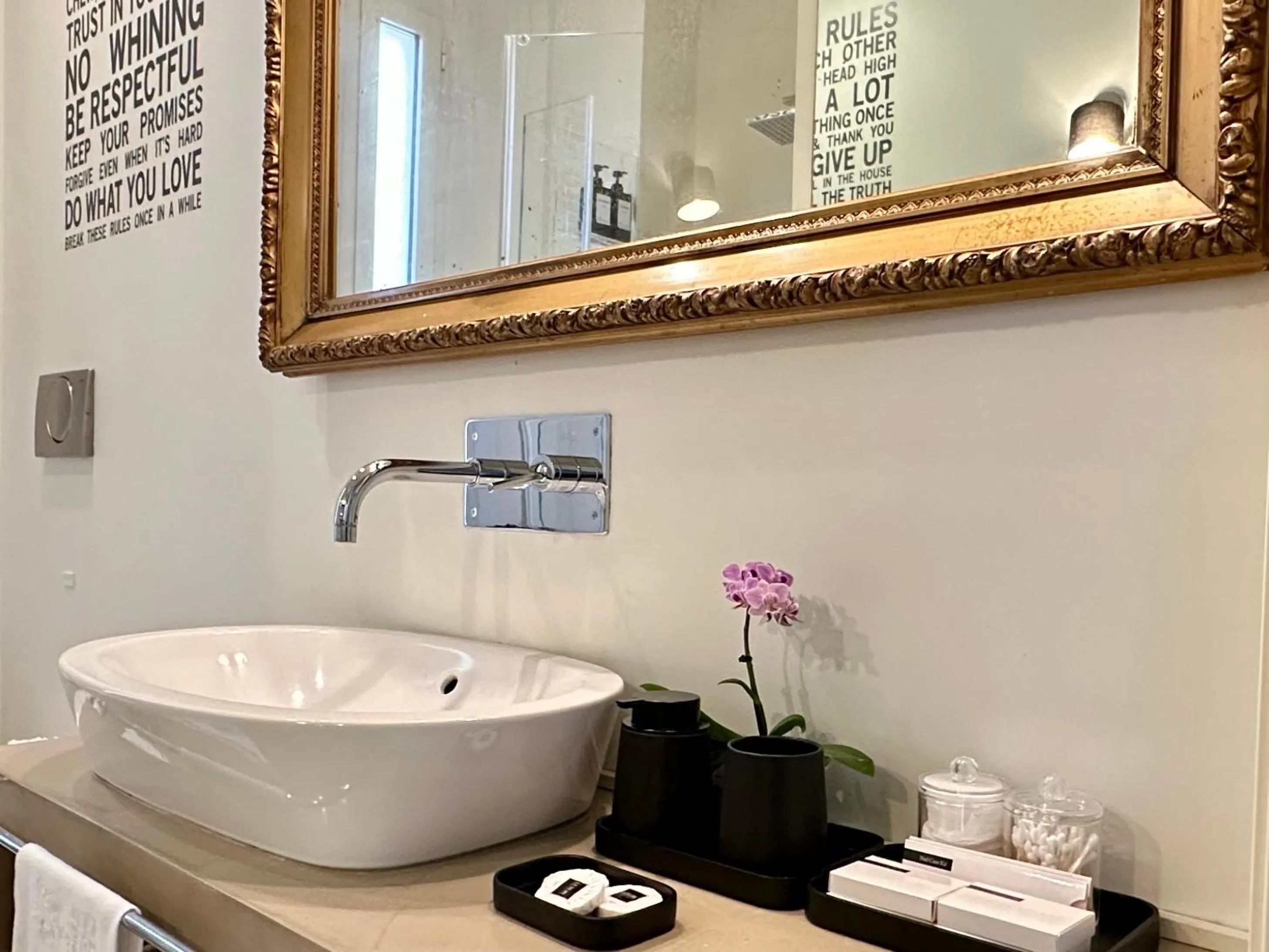 Bathroom in Lily Pads -Elegant apartment- in the city center