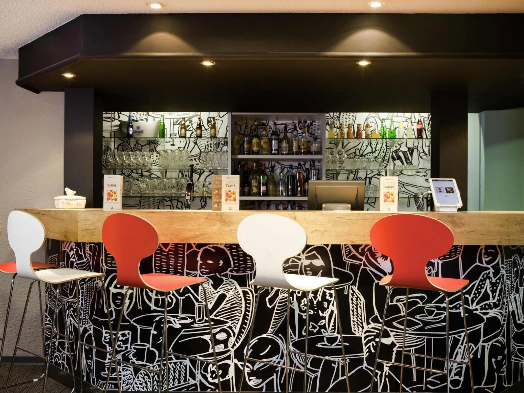 Lounge or bar in Ibis Provins