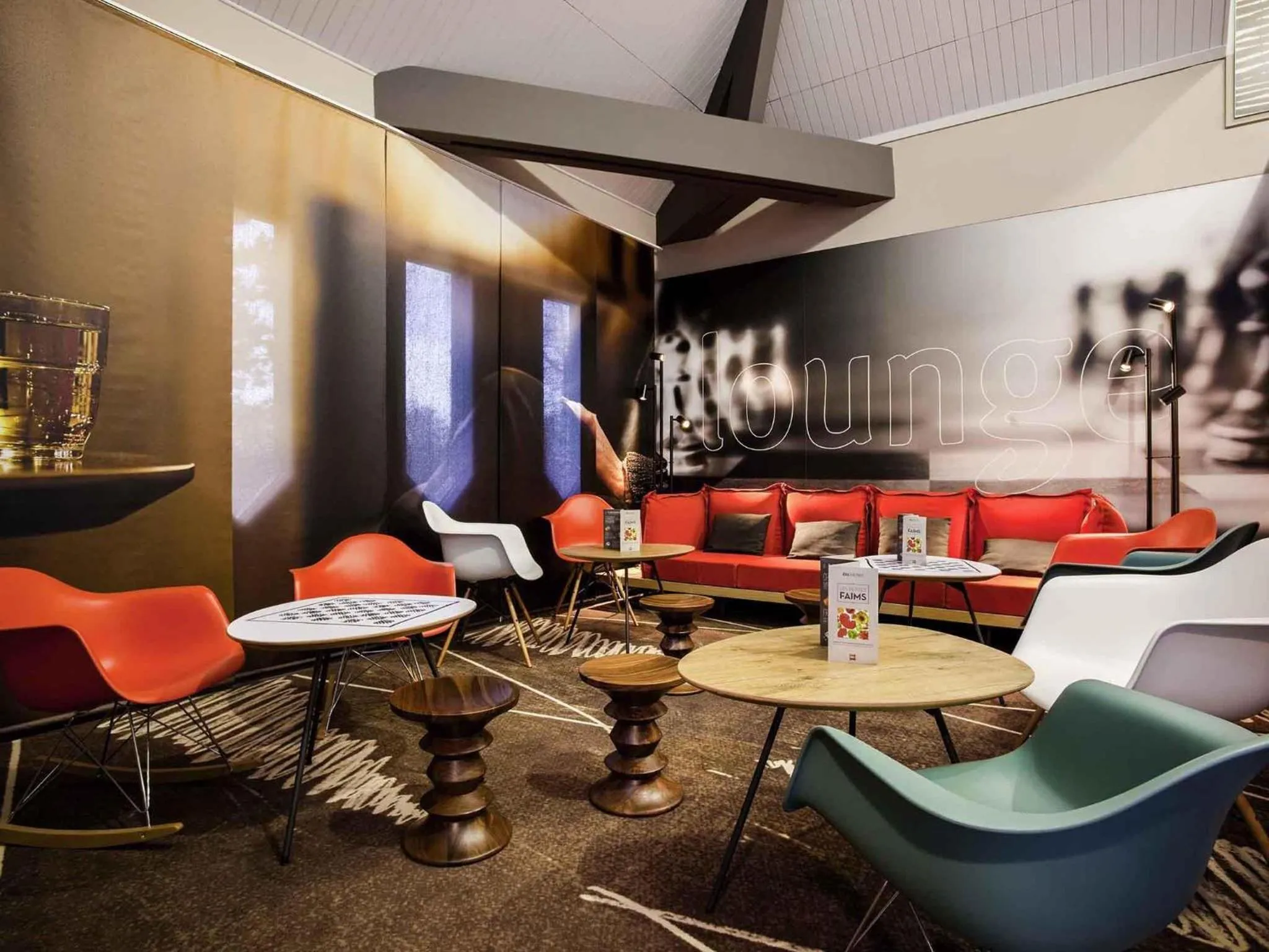 Lounge or bar in Ibis Provins