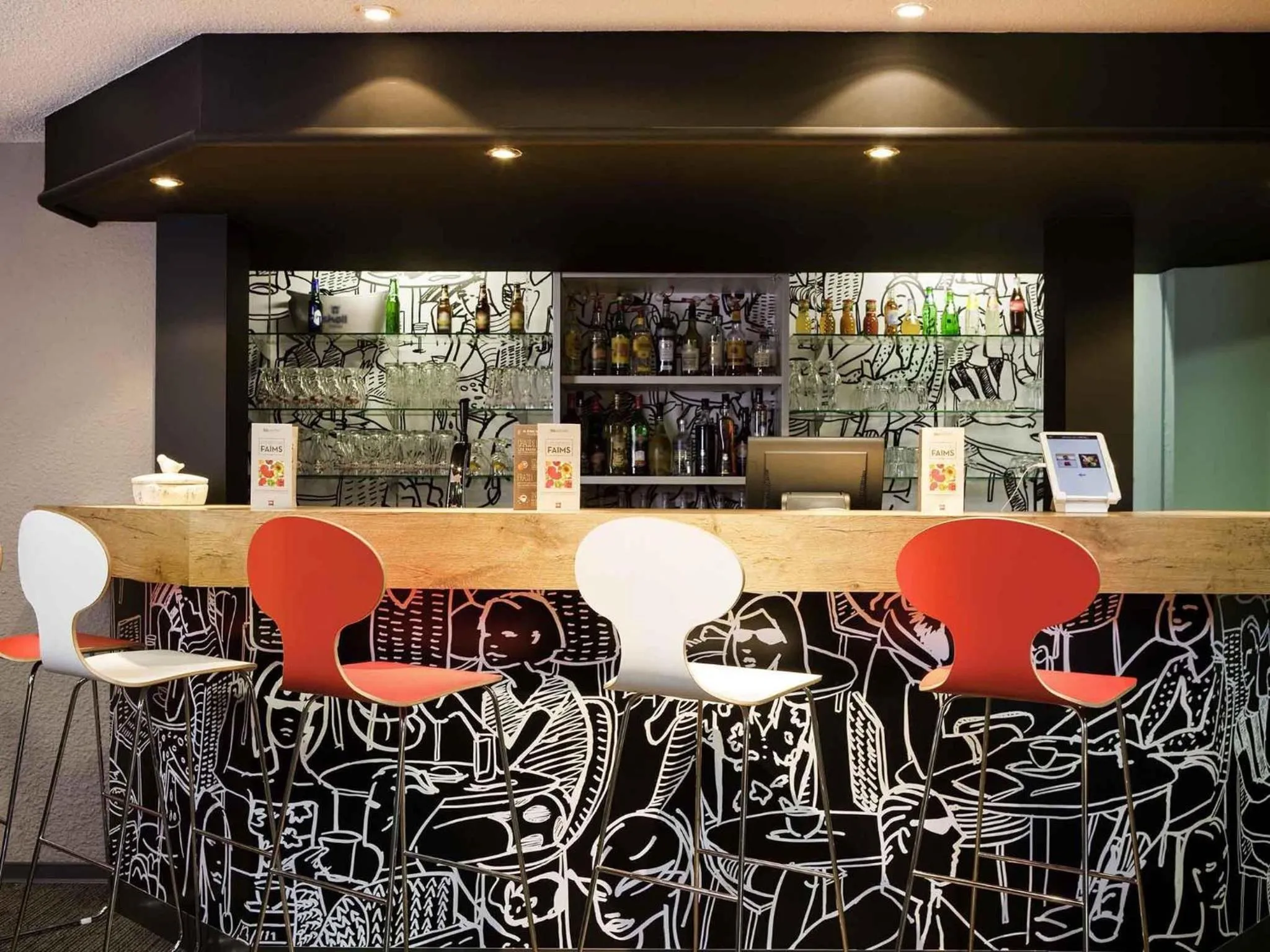 Lounge or bar in Ibis Provins