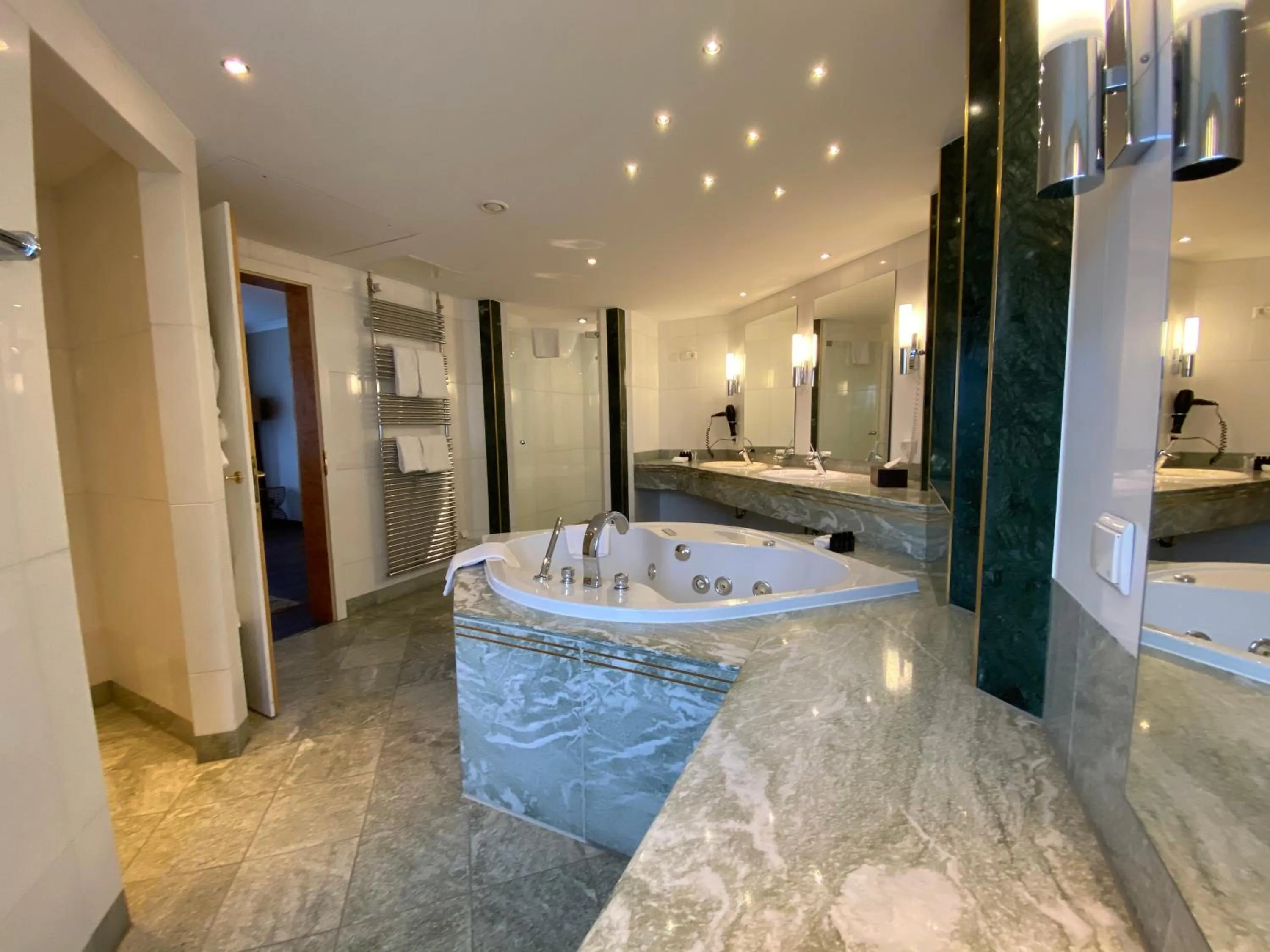 Bathroom in Hotel Palace Berlin