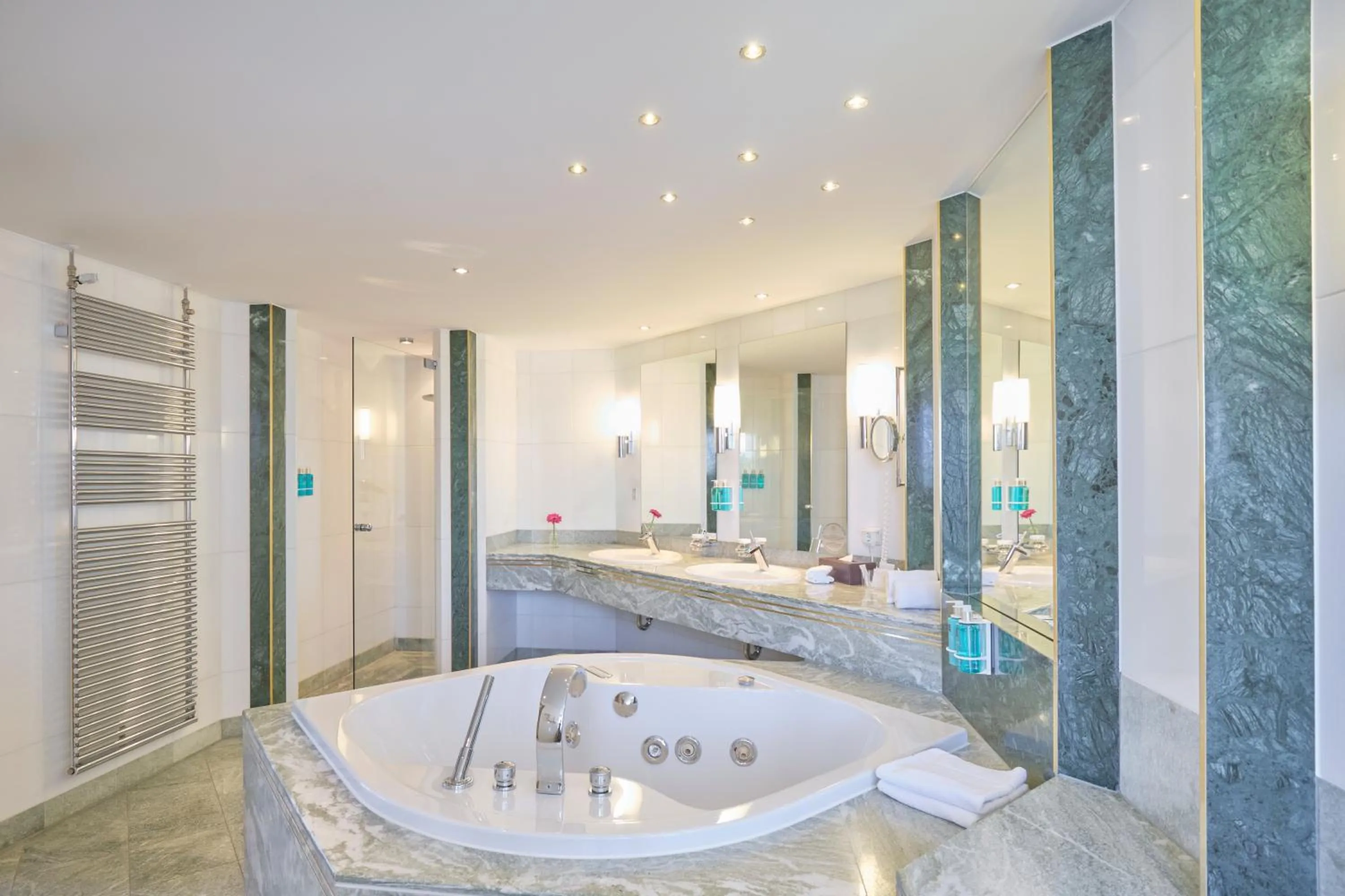 Bathroom in Hotel Palace Berlin