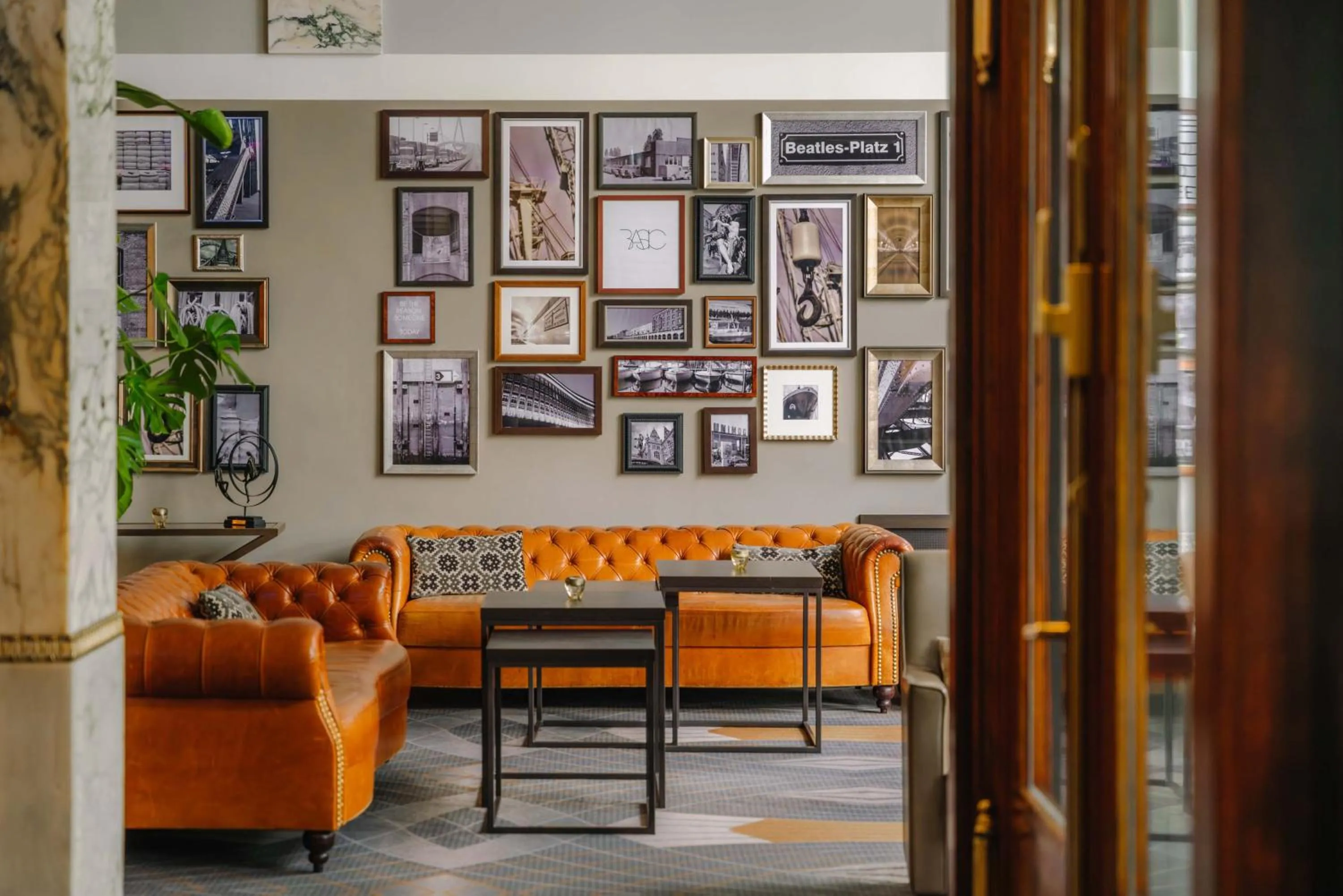 Lobby or reception in Reichshof Hotel Hamburg