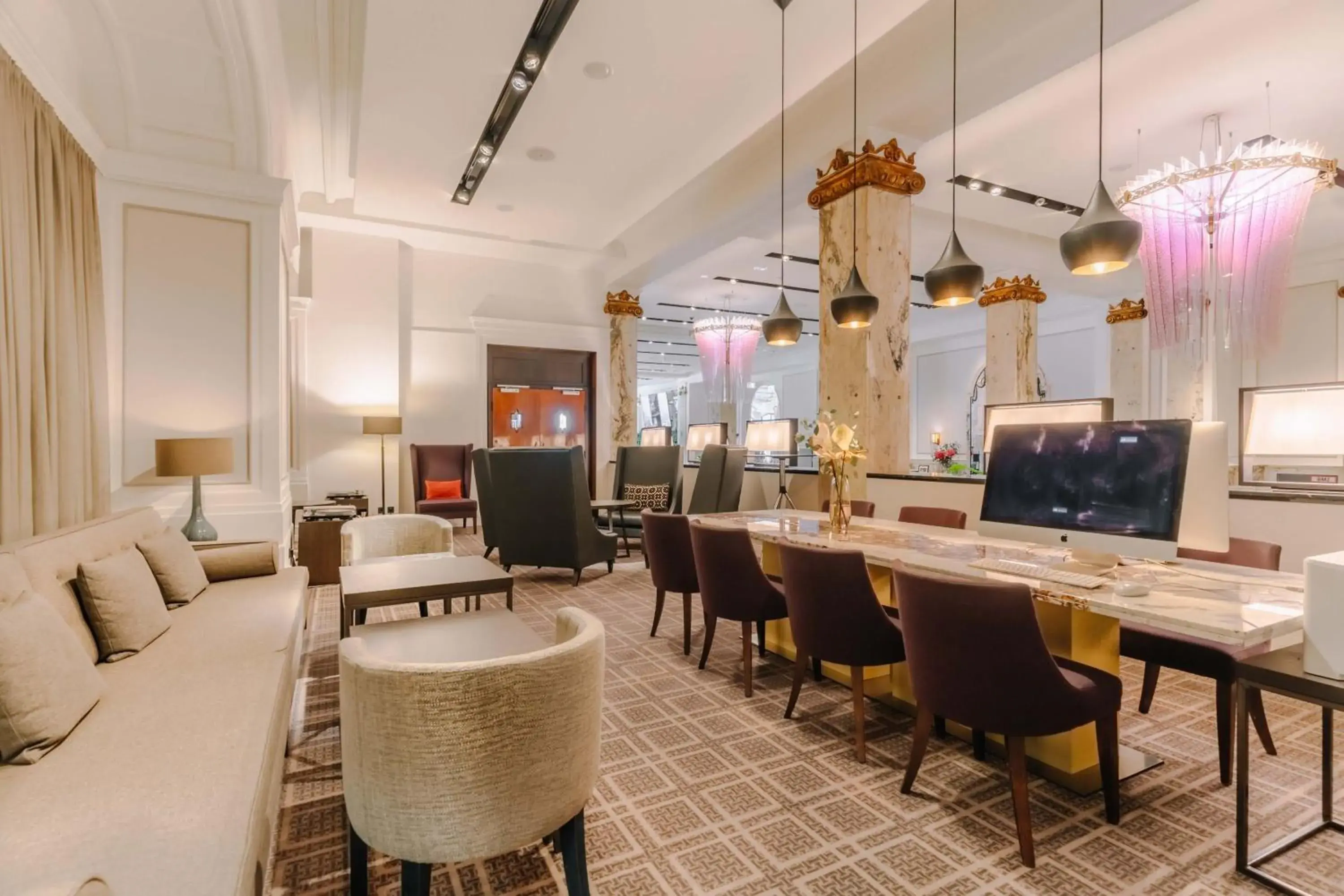 Lobby or reception in Reichshof Hotel Hamburg Lobby or reception in Reichshof Hotel Hamburg