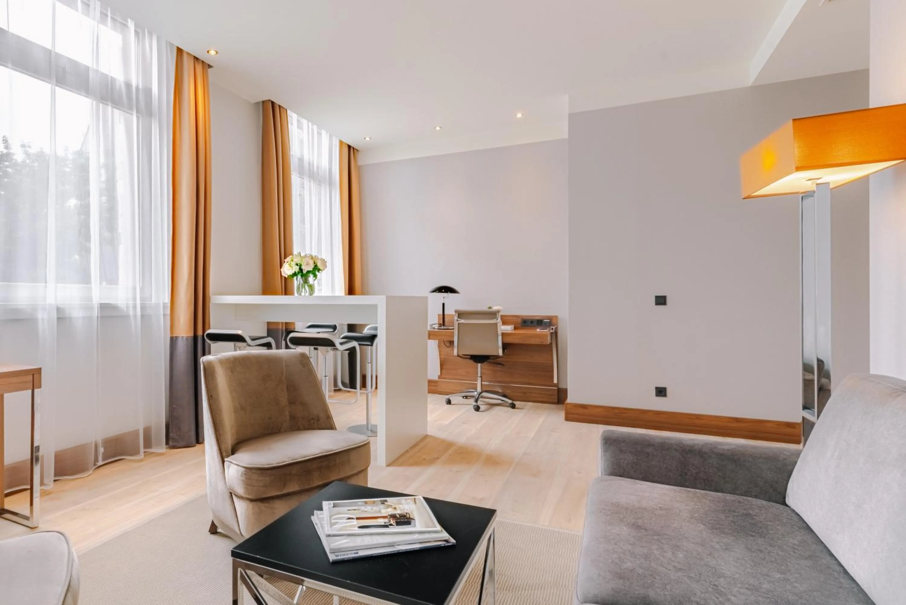 Seating area in Reichshof Hotel Hamburg