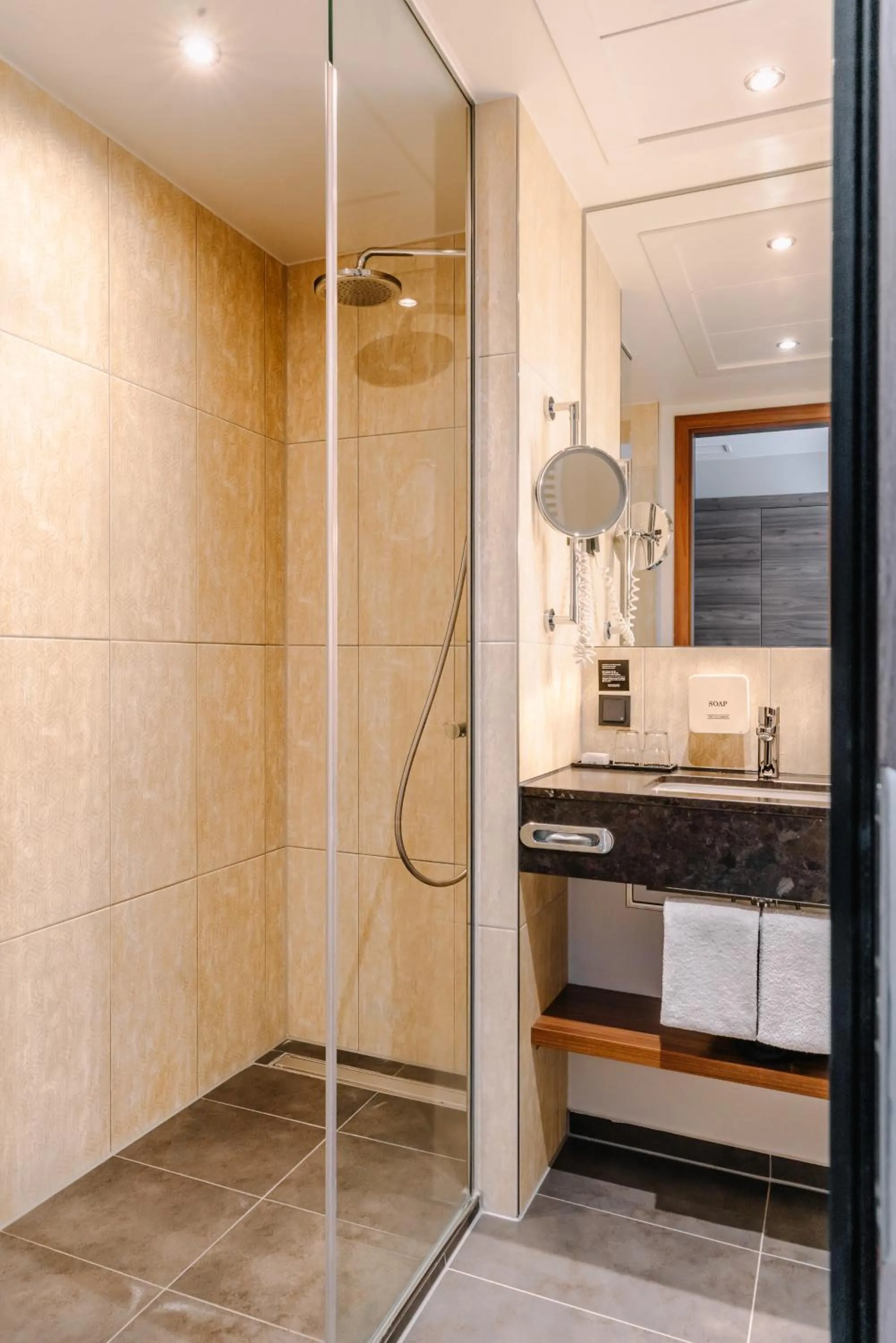 Bathroom in Reichshof Hotel Hamburg