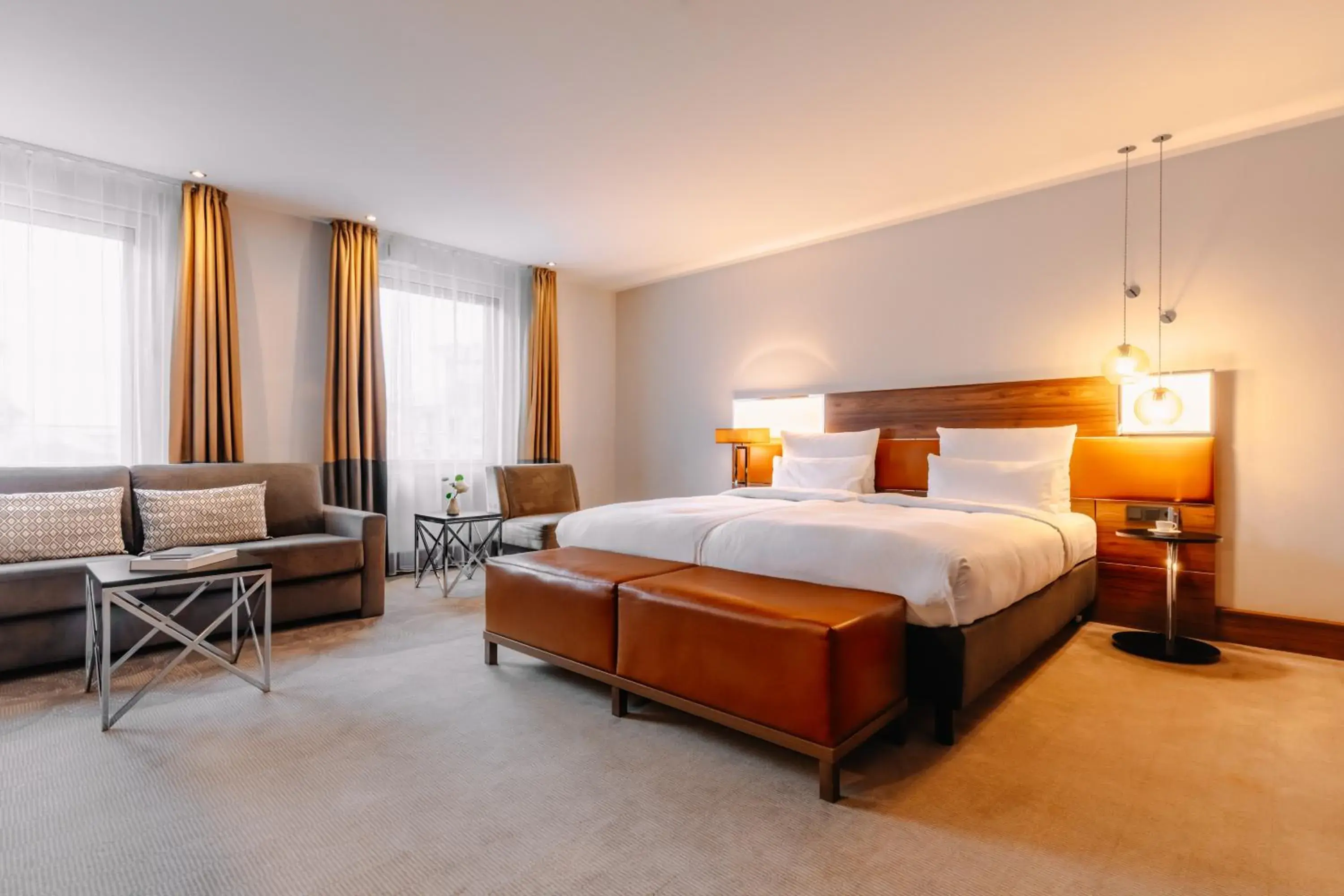 Bedroom, Bed in Reichshof Hotel Hamburg Bedroom, Bed in Reichshof Hotel Hamburg