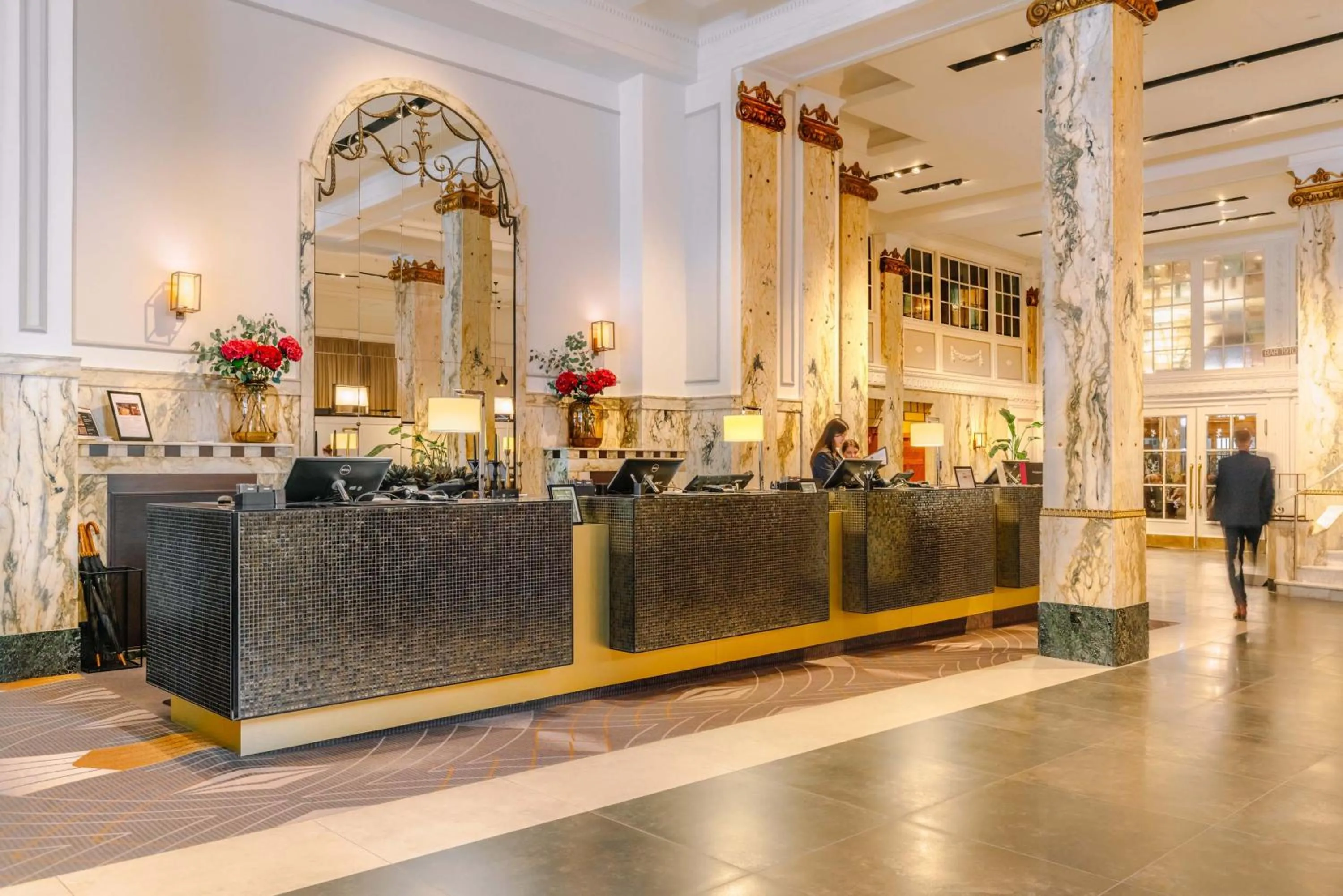 Lobby or reception in Reichshof Hotel Hamburg