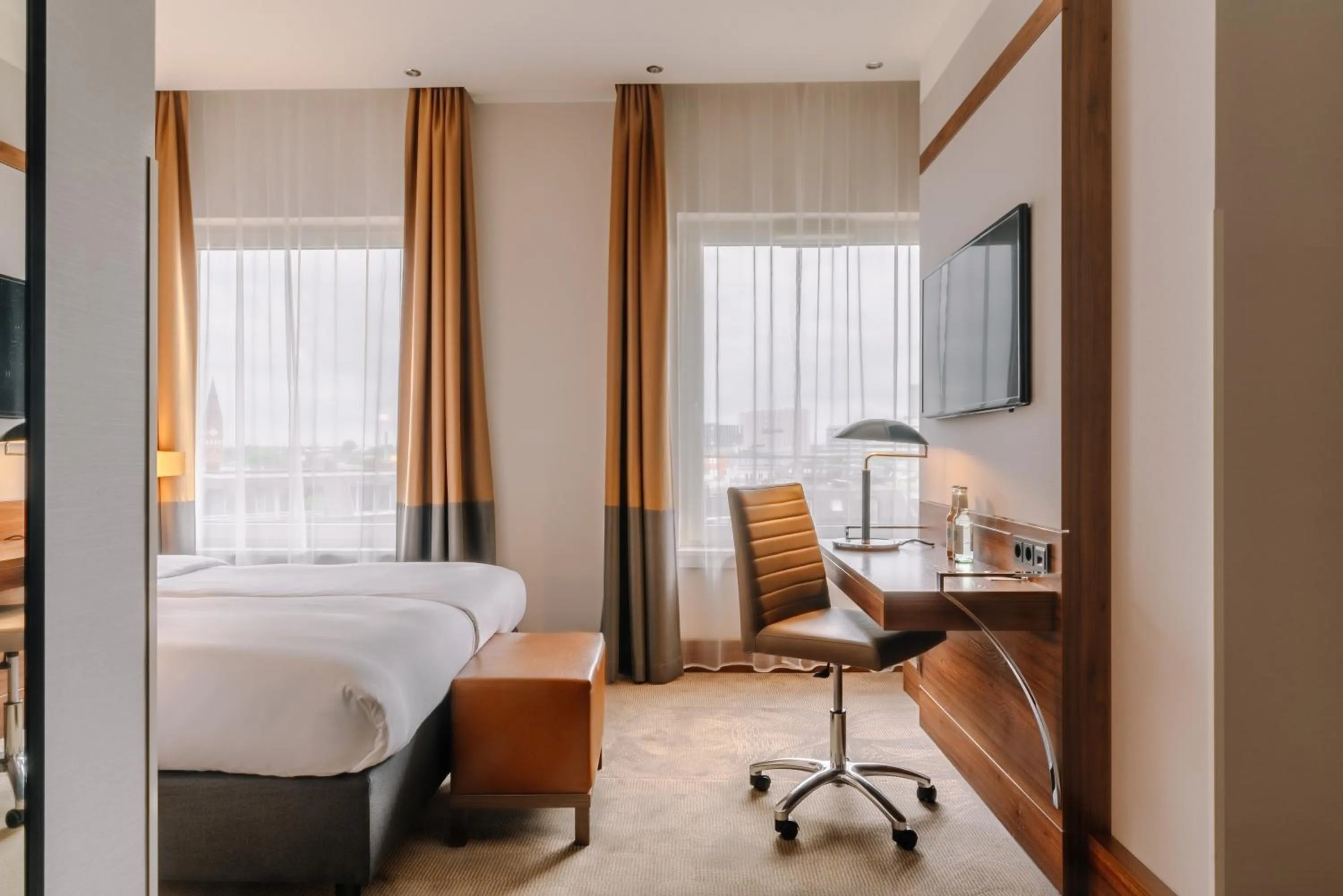 Bedroom, Bed in Reichshof Hotel Hamburg