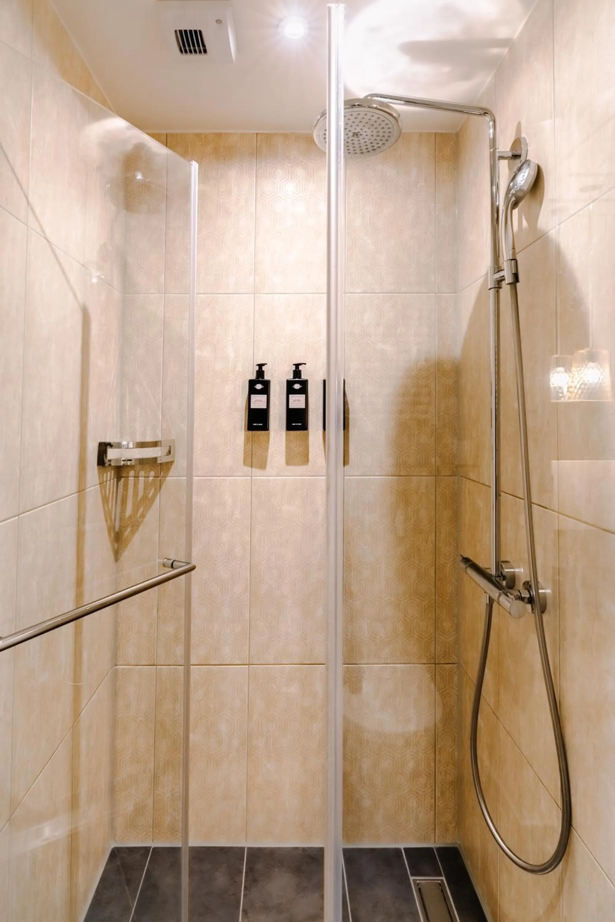 Bathroom in Reichshof Hotel Hamburg