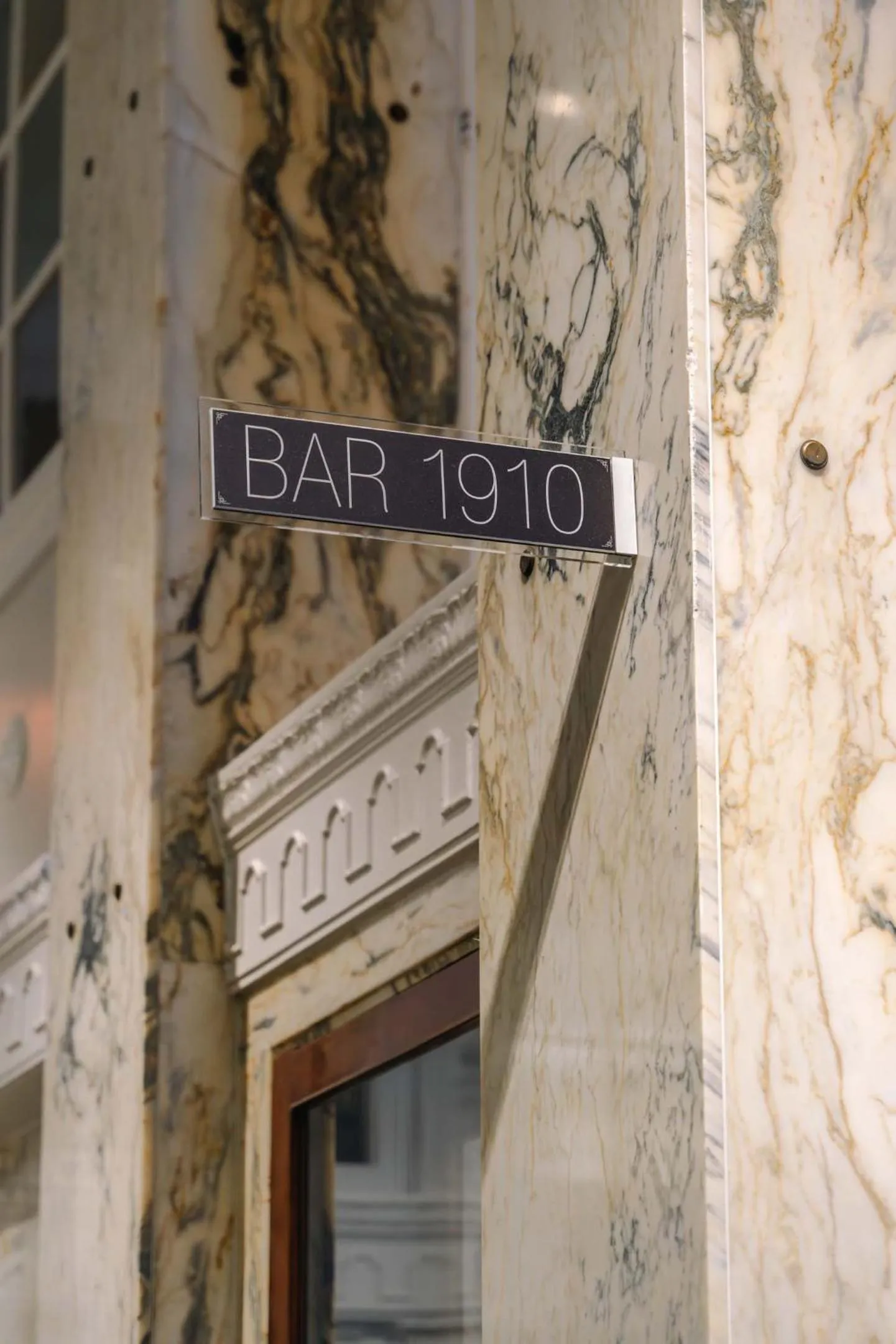 Lounge or bar in Reichshof Hotel Hamburg