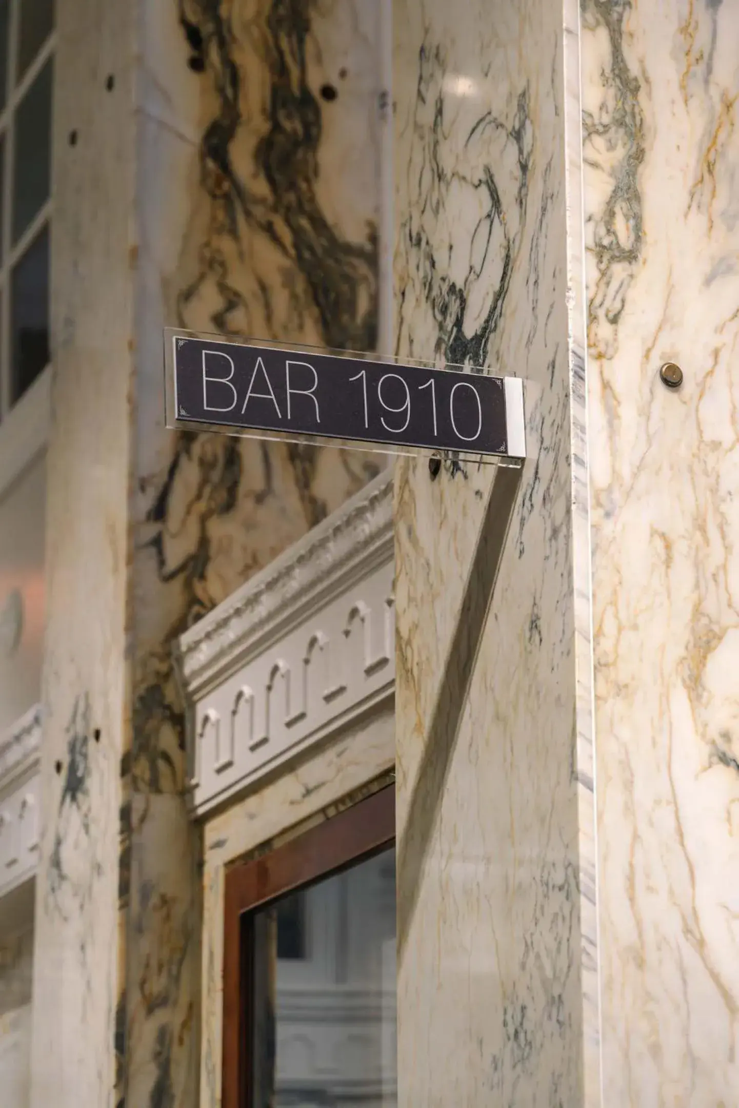 Lounge or bar in Reichshof Hotel Hamburg Lounge or bar in Reichshof Hotel Hamburg