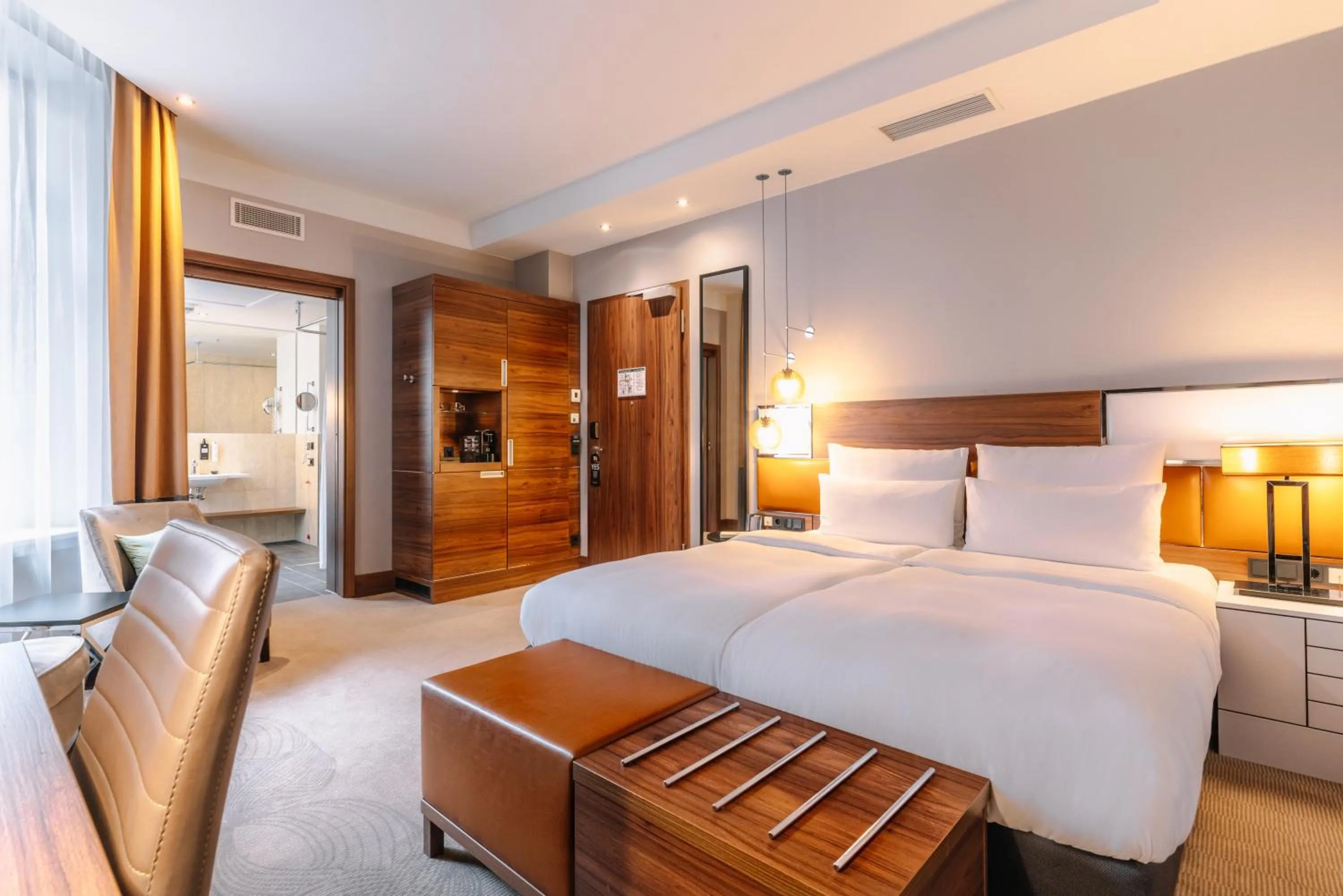 Bedroom, Bed in Reichshof Hotel Hamburg