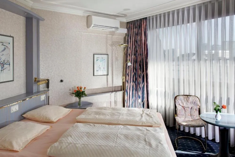 Bed in Hotel Senator Hamburg